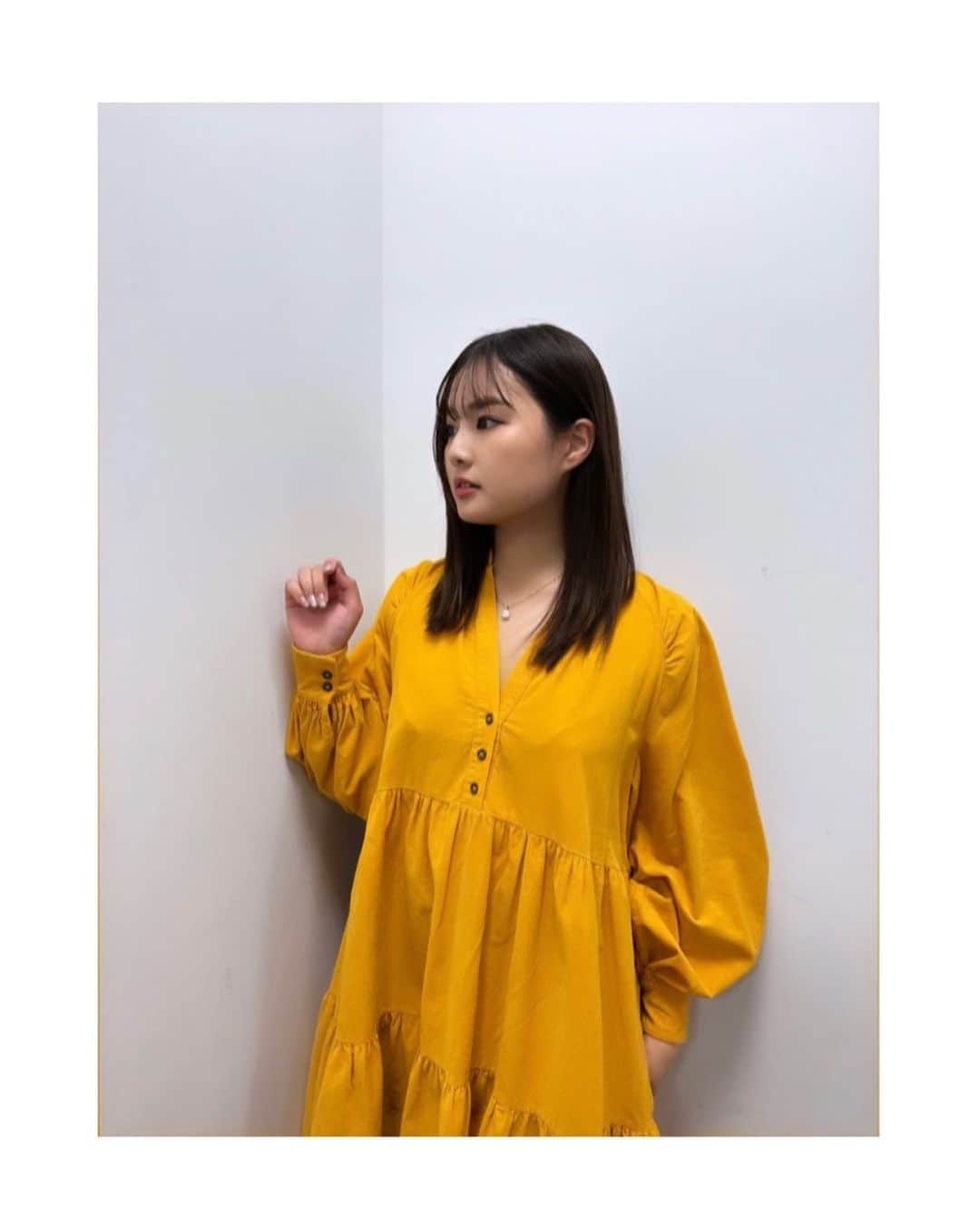 のインスタグラム：「昨日のイッテQ！ 収録衣装です💛  そして、この日の ヘアメイクのチュウさんと スタイリストの美咲さんと 私の衣装の色が ほぼ信号機でした🚥笑   #イッテQ  #出川ガール」
