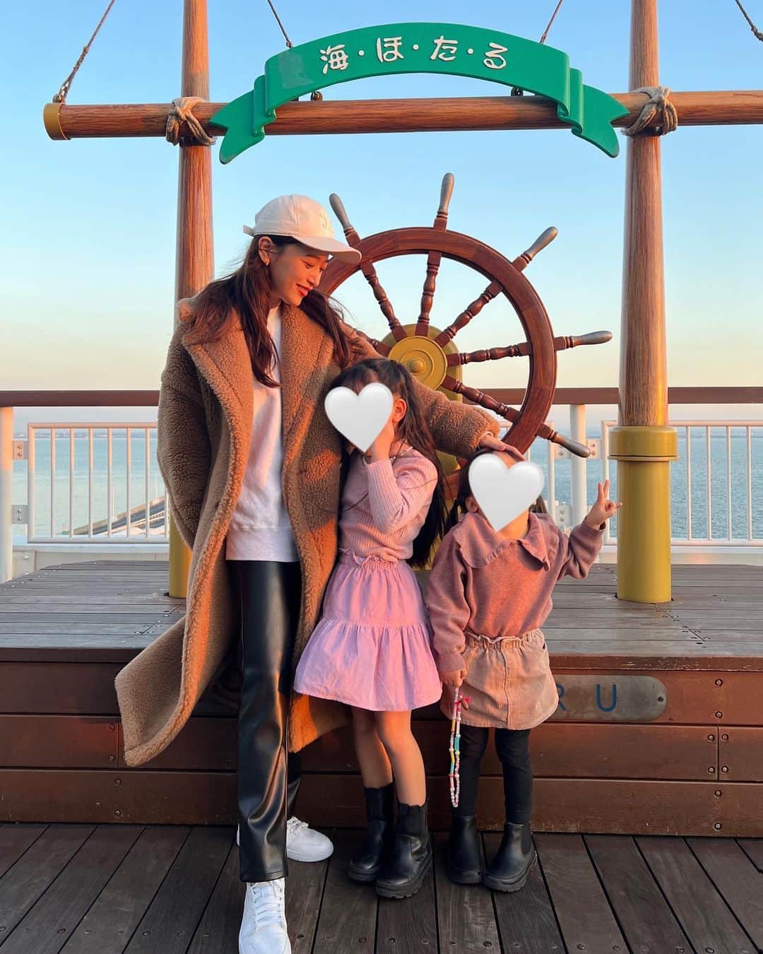 近藤千尋のインスタグラム：「冬休み最後の日は アウトレットと海ほたるへ🌊🐳 パワフルピンク姉妹は 今日も元気でした。笑💓🥰 イヤイヤ期がだいぶ楽になってきて お出かけも荷物が減った感じ🥹笑  アウトレットでは子供服を買って 隣の遊園地で遊んで🎢 ずっと食べてた1日😍💓笑  明日からバリバリ働くぜ〜🫶🏻😍  十愛ちゃんの髪の毛は 寝る前に三つ編みしたパーマ🤍笑  今年はそこまで寒くなかったから 着る機会がなかったテディコート🧥🐻💕」