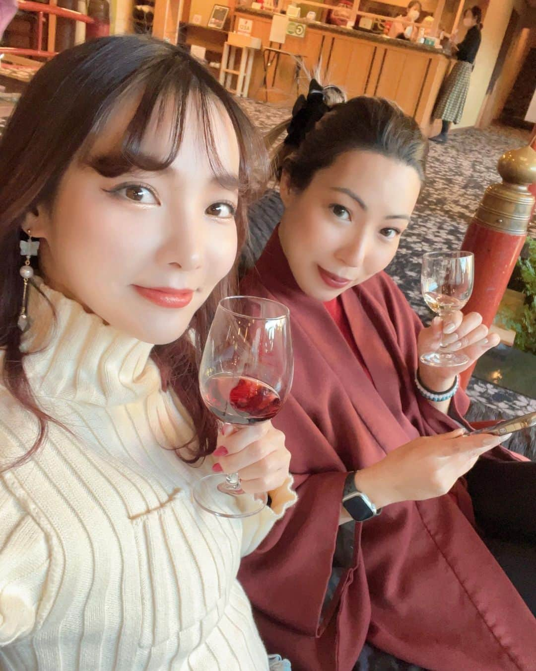 LISA minemuraのインスタグラム：「🌈 大好きな友達とワイン飲んで温泉入りまくって幸せだった𓂃𓈒𓏸︎︎︎︎ 🕊 ずーっと永遠に何時間でも話が尽きない💖  YouTubeで話したけど、謎の肺炎というか肺がんというかの影は少しずつ小さくなってきました👊🏻❤️‍🔥 動かなかったら太ったので、元に戻るまでダイエット投稿したい気持ちになっています💪🏻 ̖́-痩せるまでの経過観察って楽しいよね💪🏻 ̖́- 🌈   #셀스타그램 #얼스타그램 #카메라 #촬영 #ヘアカラー  #ヘアスタイル #アッシュベージュ  #ベージュブラウン #エクステ #カラコン  #メイク #キャバ嬢 #キャバクラ  #長野 #長野市 #権堂  #りーみ #長野モデル」