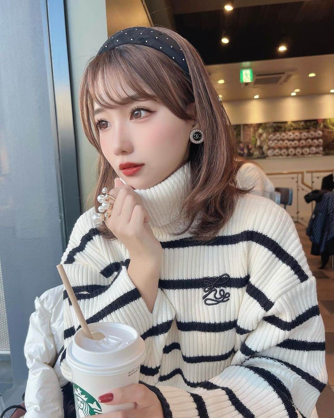 のインスタグラム：「⋆  今日のコーディネート白黒コーデ🤍🖤  @zozotown_girl にて揃えました😲🤍  ワンピースは、 one after anothei NICE CLAUPのハイネックニットワンピのアイボリーです！ 着心地もいいしお袖がふわっと広がっててとっても可愛いです🥹🤍  アイボリーも可愛いけど、ピンクや水色のカラー展開もあってキュートでした💘  そして、太めカチューシャがずっと欲しくて chicoでゲットしました〜❤︎ これまた形がとっても可愛いし、シルバーのキラキラが散りばめられていておすすめです〜！  ZOZOTOWNでたまにお買い物するんだけど 結構頻繁にセールしてるからありがたいよね🥰 しかも、届くのも早くて、私は5日以内に届いたよ〜！  初回は2000円引きになるみたいです☺️  2コーデ目は、フェミニンなコーディネート💭 トップスはone after another NICE CLAUPのマルチwayフェザーニットです！ 肩のチラッと肌見せが可愛い❤︎  3コーデ目は、ベージュで統一してみました！ WHO’s WHO galleryのボアフライトキャップをゲットしたんだけどめちゃめちゃ暖かいし色々な付け方もできてとても可愛かった🧸  #ootd #fashion #instafood #instagram  #hairstyle #outfit #code #instafashion  #ファッション #撮影 #ヘアスタイル #ヘア  #コーディネート #コーデ #今日の服  #ZOZOTOWN #ZOZOTOWN購入品 #ZOZO活 #pr」