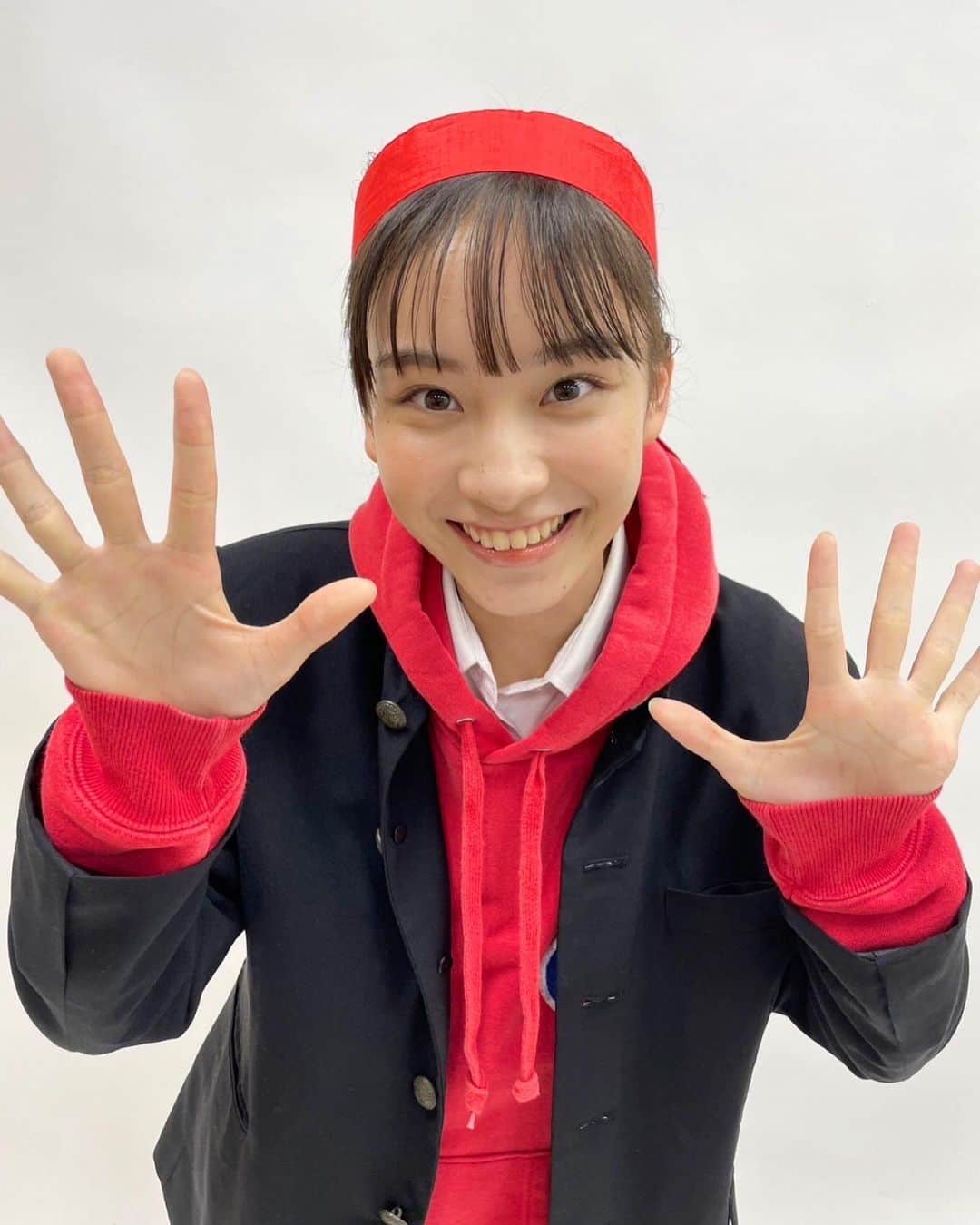 太田雫のインスタグラム：「・ ・ 『シズクのポジティブ語録』のオフショ〜！❤️‍🔥 ・ ニコラ2月号でピン企画をやらせていただきました！ありがとうございます😽 ・ ・ 誌面を見て、少しでも多くの人が元気づけられたり笑顔になれたりしたらいいなと思って言葉を考えました！ 誌面でもチェックしてくれると嬉しいです✊🏻 ・ ニコラ2月号、ぜひゲットしてね〜！！ ・ ・ ・ #ニコラ#太田雫 #nicola#ニコモ#ニコラ2月号発売中#オフショ#ポジティブ#笑顔 ちなみに2枚目の写真、連写がうまくできなくて、撮ってくださったスタッフさんと何度も挑戦して撮れた一枚です✨」