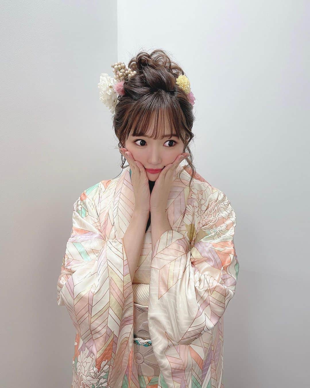のインスタグラム：「🌸  今日は成人の日ですね！  新成人の皆さんおめでとうございます🍾✨  私は成人式当日はピンクの振袖でした🐰💕  今年は水色系か白系のお着物を着てみたいです🐇🫧  そして、今日23:00〜 恥ずかしいですが『 #ぜにいたち 』で 密着していただいたのが放送されます📹  色々ぶっちゃけていてかなり恥ずかしいですが放送中に感想コメントしてくださると嬉しいです😂✍🏻  #振袖 #着物 #成人式」