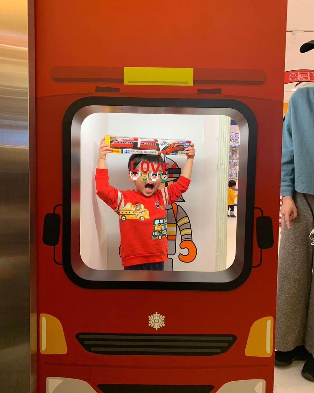 百千糸のインスタグラム：「冬休み最終日はソラマチに昨年オープンしたトミカプラレールショップへ🚗  息子マスクの下でニヤニヤしてるのが分かりました。笑 沢山ありすぎて悩みに悩んでおりました^_^  明日から幼稚園。3学期も元気に登園しようね❗️」
