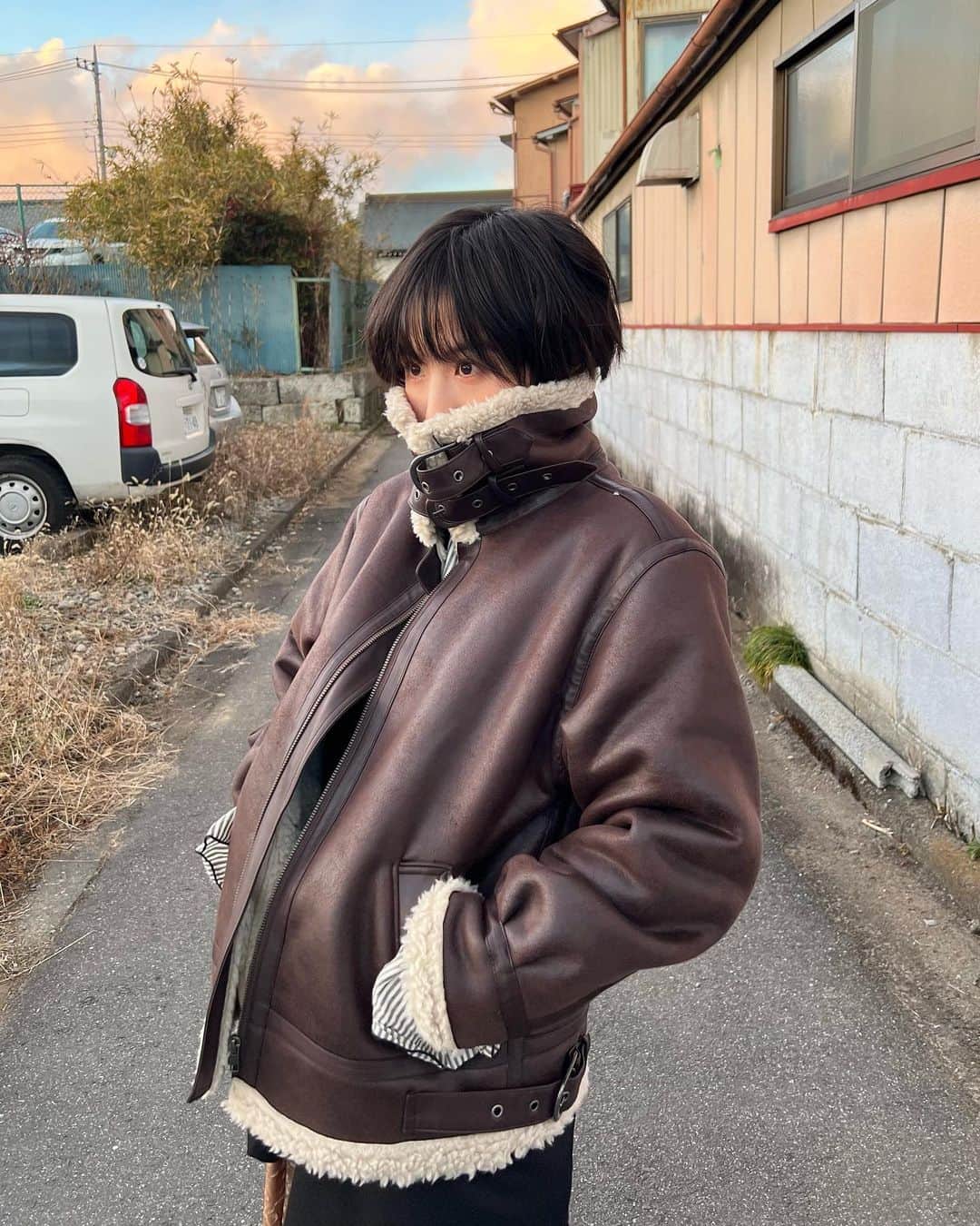 光永のインスタグラム：「首守りアウター☃️お気に入りで２色持ち。 中はレイヤードコーデ👗👟 とちぎテレビの裏の小道で撮りました。里帰り感。空の色可愛い。 ㅤㅤㅤㅤㅤㅤㅤㅤㅤㅤㅤㅤ アウター：#ungrid  ワンピース：#merryjenny シャツ：#libracue スニーカー：#ugg ジャケット：？？？ ㅤㅤㅤㅤㅤㅤㅤㅤㅤㅤㅤㅤ #ootd#outfit #冬コーデ #フェイクムートンボアブルゾン #フェイクムートン #ボアジャケット #レイヤードコーデ #骨格ナチュラル #骨格ナチュラルコーデ #ブルベ冬 #ブルベ冬コーデ #冬服コーデ #マッシュショート #ショートヘア #シースルーマッシュ」
