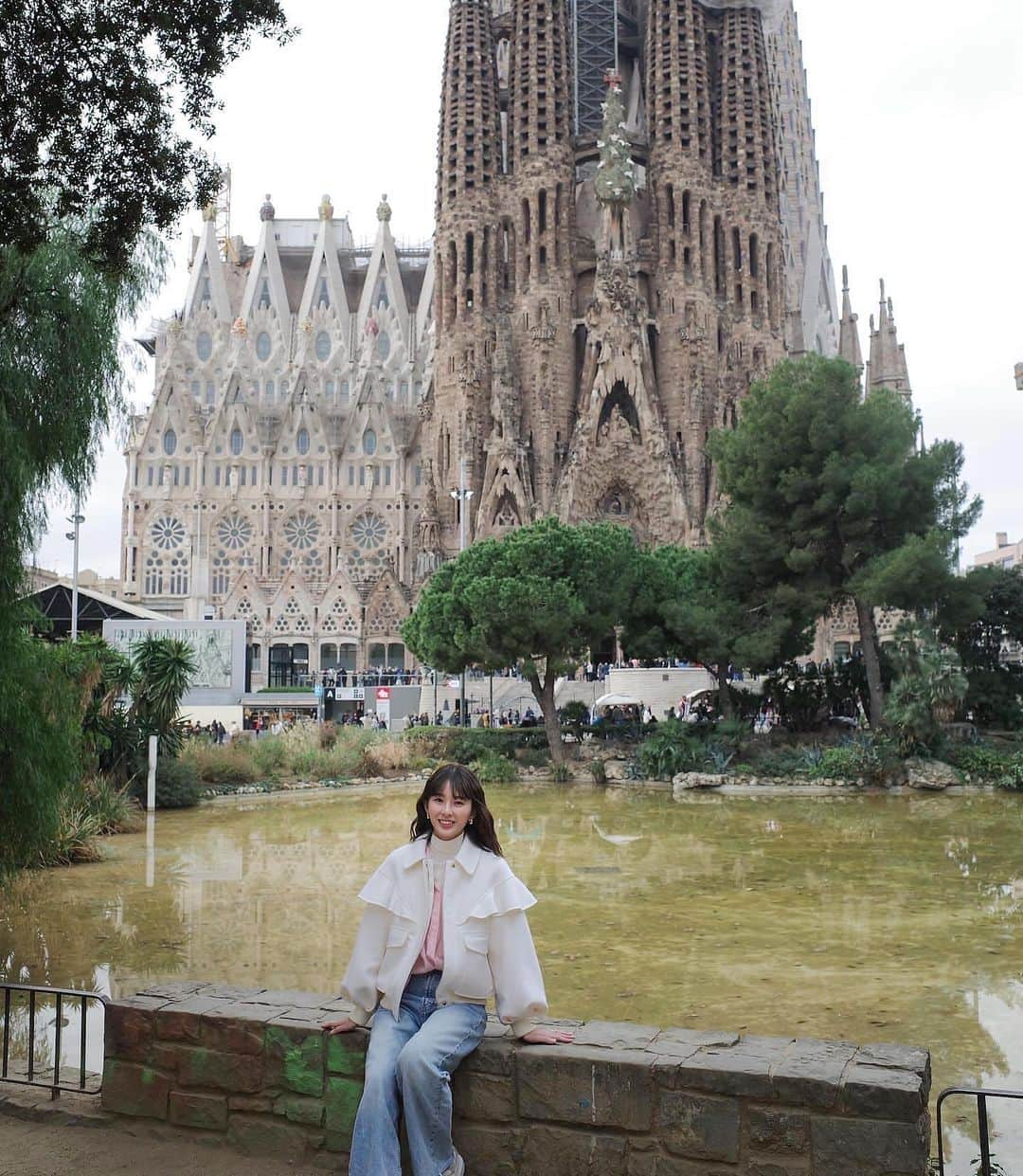 藤阪れいなのインスタグラム：「.  🇪🇸🥘 初めての家族旅行✈️ 年末年始はスペインに遊びに行きました🫶  #バルセロナ #サグラダファミリア #スペイン旅行」