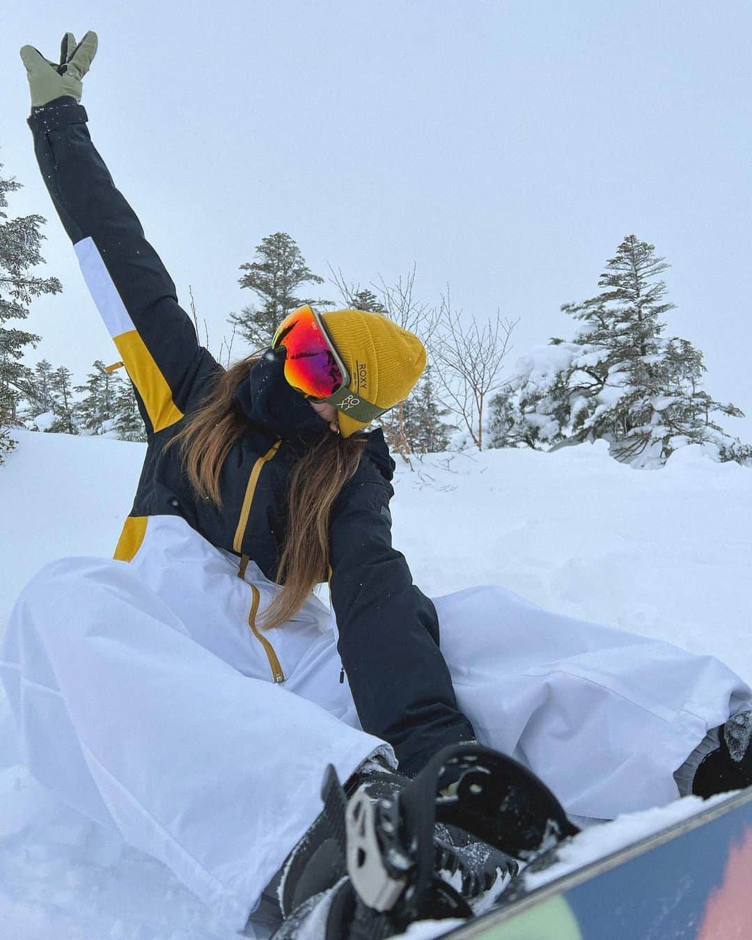 のインスタグラム：「． 今季初🏂行けました！！ パウダーすぎて最高な日❄️ 新しい板の準備できたから早くまた行きたい〜 今年は何回行けるでしょうか、、、」