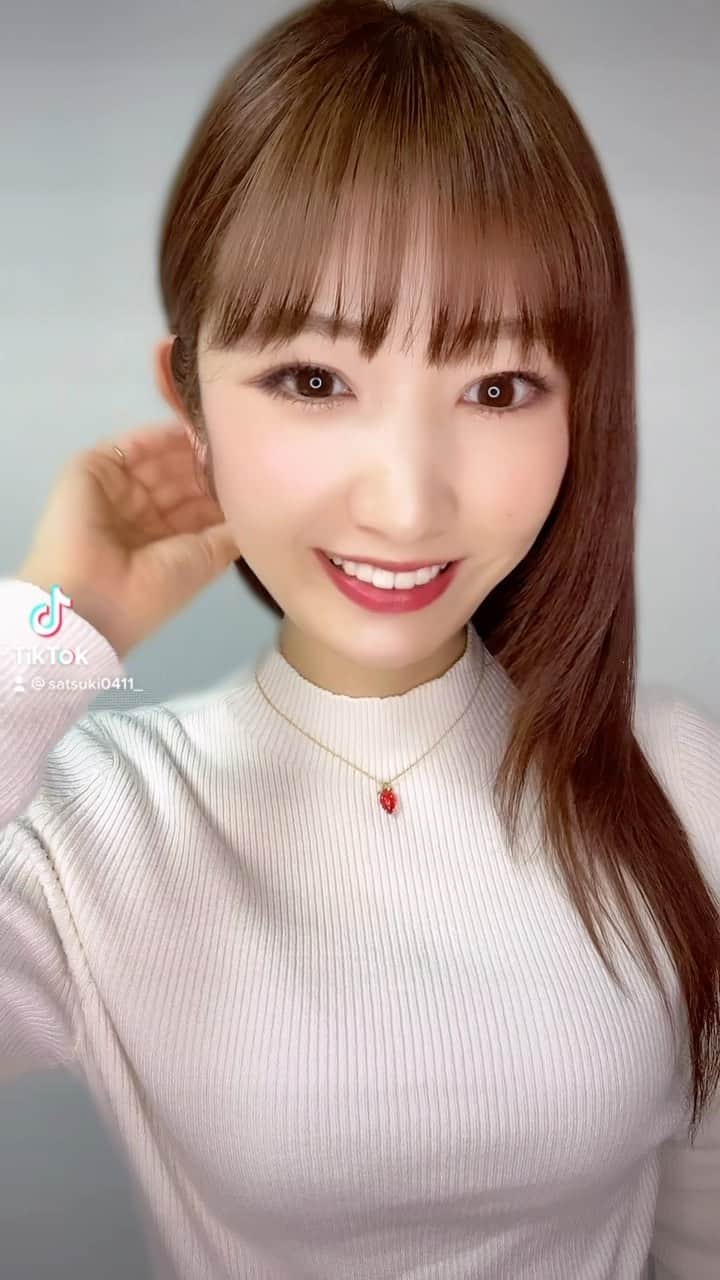 美音咲月のインスタグラム：「みんななにしてるの〜？ ・ ・ よかったら さつきTikTok みてみてみてっ👀💗 ・ ・ ・ #tiktok #ロングヘア #ニット #グラビア #美輪咲月」