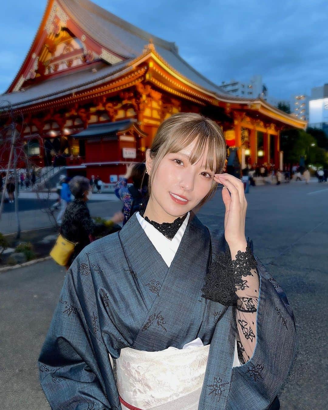 のインスタグラム：「新成人の皆さんおめでとうございます🎍 ⁡ ⁡ この写真は成人とは全く関係なく、、、 浅草にぶらり旅した時の写真!! ⁡ れーちゃんと浴衣を着て浅草に👘 計画なしの激ゆる旅でした〜 ⁡ その様子はYouTubeにあっぷしたのでぜひ!! ⁡ ⁡ #浅草 #浴衣 #浴衣レンタル  ⁡」