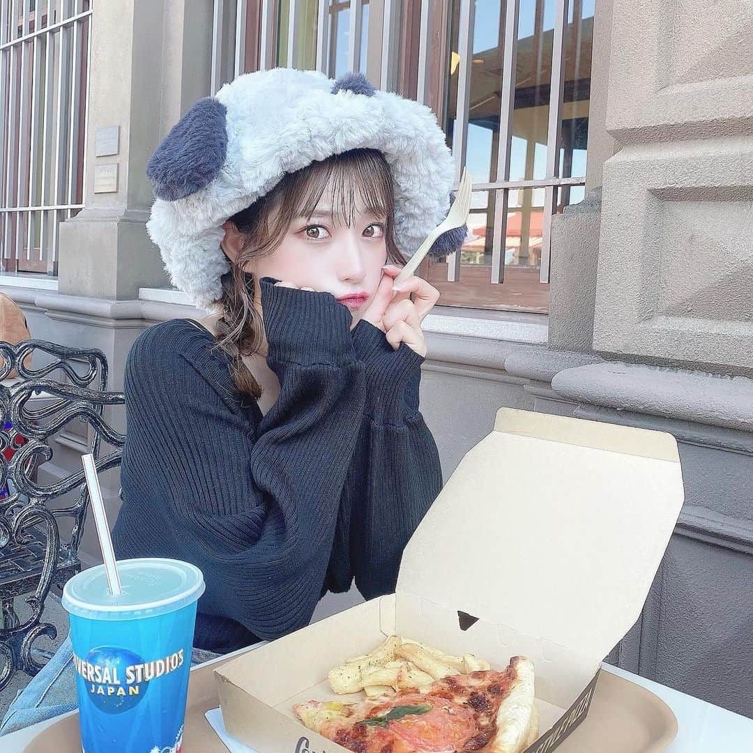 泉あいりのインスタグラム：「たまに食べるピザって幸福感すごいよね」