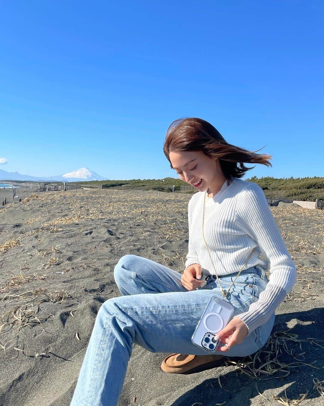 志田友美（ゆうみん）のインスタグラム：「iPhone14Proに替えて やっとちゃんとしたケースを新調📱  最初はクリアケースにしたくなるの私だけ？🥹  紫外線によるプラスチックの劣化を防ぐ UVディフェンダーが入ってるからクリアケースの透明度がずっとキープできるの地味に嬉しい🫣💖  あと👶🏻がいると手放せないからショルダーストラップは本当に助かる。😮‍💨  15YUUMISHIDAを入力すると15%OFFになるよ❤️  #CASETiFY #pr #ShowYourColors #iPhone14 @acasetity.jp @ecasetify」