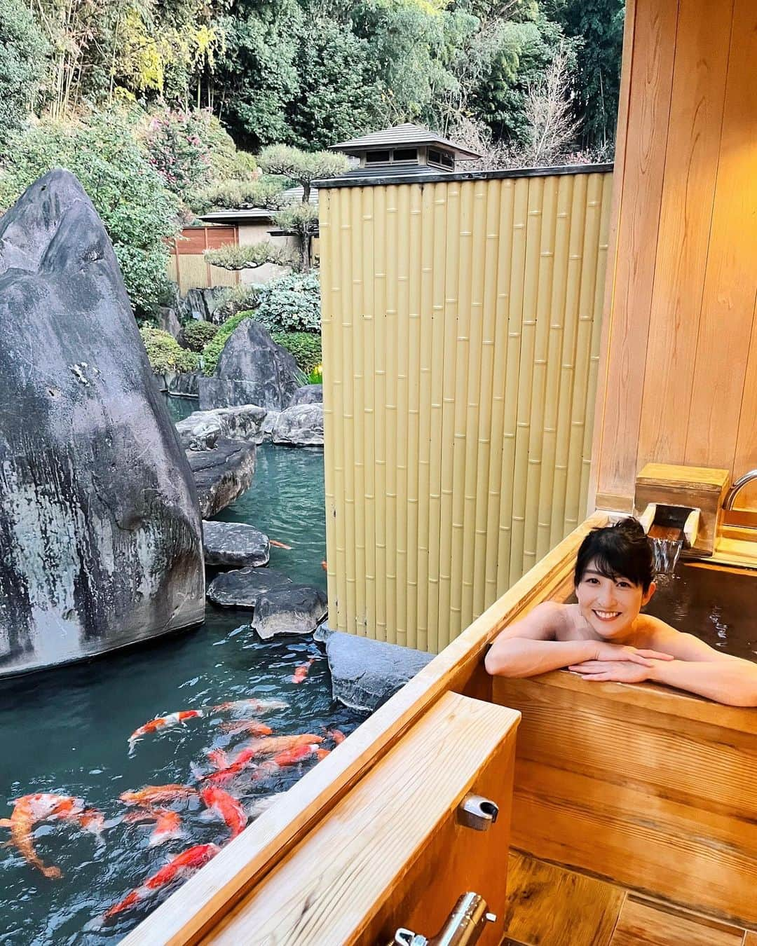 土屋香織のインスタグラム：「𖥎. 山梨 笛吹川温泉 坐忘 ここの温泉お湯がとてもいい🧖🏻‍♀️✧︎*。 お部屋のお風呂何回入ったかな？最高でした🥺💕 シャンプーとかボディソープの大きな置いてあるボトルは @official_mikimoto の🦪 それとは別にアメニティは @lauraashleyuk のセットと さらに別でどこのか忘れちゃったけど坐忘とのコラボの基礎化粧品のセットも用意がありました。すごい😆 お池を眺めながら山梨のお酒飲んで 寒くなってきたらお湯に浸かってのエンドレス🧖🏻‍♀️ お部屋のお風呂気に入りすぎてまた私は大浴場行かずに終わりましたが、洞窟風呂とかあってそちらもすごかったみたい！ . それからね、ライブラリーラウンジがまた居心地がよくて☺️ いろんな種類の @marukiwine の試飲ができるの。 和紅茶もありました🫖 置いてある本も素敵な本ばかり✨ 色々読みながら旅の候補の参考にしたり まったりと寛げました🍷天国☺️ . . . #笛吹川温泉 #笛吹川温泉坐忘 #坐忘 #客室露天風呂 #庭園露天風呂 #かおvoyage #東京女子部 #stayway女子旅 #温泉女子 #staycation #retrip_nippon #retrip_japan #タビジョ #beautifulhotels #タビノタネ #tabifleeeeek #ツギノタビ #ワイナリー #オーベルジュ #高級旅館 #日本庭園 #湯宿 #ワイン #ワイン好きな人と繋がりたい #まるき葡萄酒 #ライブラリースペース #ライブラリーラウンジ #かおgourmet」