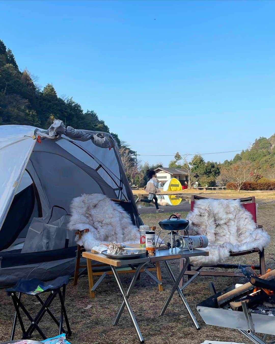 白石香のインスタグラム：「休日に今治でキャンプ！🏕 やっと自分のテント立てれたー🥹💗 昨日新居浜のアーベントイアーさん(@abenteuer2020 )で買い物をしたときに店員さんが 「一生あっても四国全部楽しみきれないと思います」 ってお話しされてて、 マジかー！！！せっかく愛媛に住んどんやけん、外に出かけて綺麗な景色みた方が得やん！って思った笑  ゆーてはじめて自分でテント立てたり火を起こしたりしてたら景色なんて見る暇なかったけどね😅  慣れてきたら外で仕事したりできるくらいになりたいなー。  とにかく楽しかったし、外で作ったご飯も美味しかった！😆  明日からお仕事がんばろって思えました、いい休日☺️  #キャンプ #キャンプデビュー #アウトドア #四国 #今治#今治市#西条#西条市#新居浜#新居浜市#四国中央#四国中央市#愛媛県#衆議院議員#国会議員#国会議員の娘#白石洋一#白石よういち」