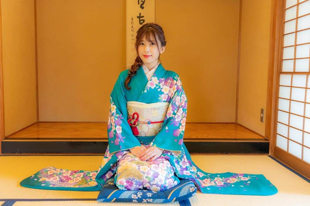 藤田香澄のインスタグラム：「新成人の皆様おめでとうございます。 今年も振袖で撮影ができて嬉しかったです🐭👘  次は東京オートサロンでお会いしましょう♡ . . . . #レースクイーン #振袖撮影 #japanesegirl #撮影会モデル #车模 #成人式ヘア #japanesemodel #racequeen」
