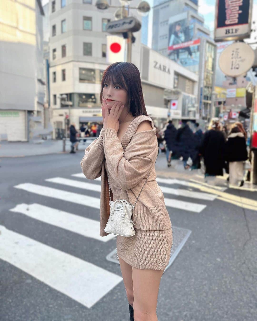 神崎紗衣のインスタグラム：「あけましておめでとうございます！ 新年のご挨拶が遅れました🙇🏻‍♀️  今年が人生で1番幸せだと毎年思ってるので 2023年の年末もそう思えるよう1日1日を大切に生きて参る✌︎︎✌︎︎  私と関わった人達ももれなく幸せにします🐰💘 今年もよろしくお願いしますっ！  新しいお洋服着ておめめぱっちりにしてもらってご機嫌きゃんざき(✌︎˙˘˙✌︎)  👗 @ciel_official.jp  👁 @futuro_eyelash  #ベージュラバー東京本部長」