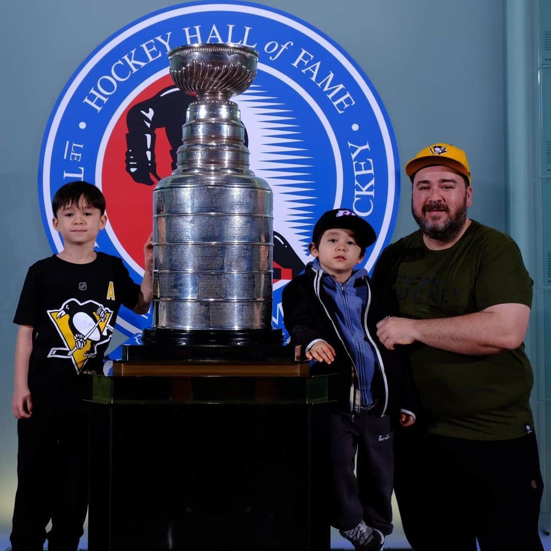 サム・ハミントンのインスタグラム：「Touch it now, so they can remember this feeling and try and touch it as a champion. 지금 만쳐보고 나중에 우승 해서 만차보는 맛이 다르겠다」