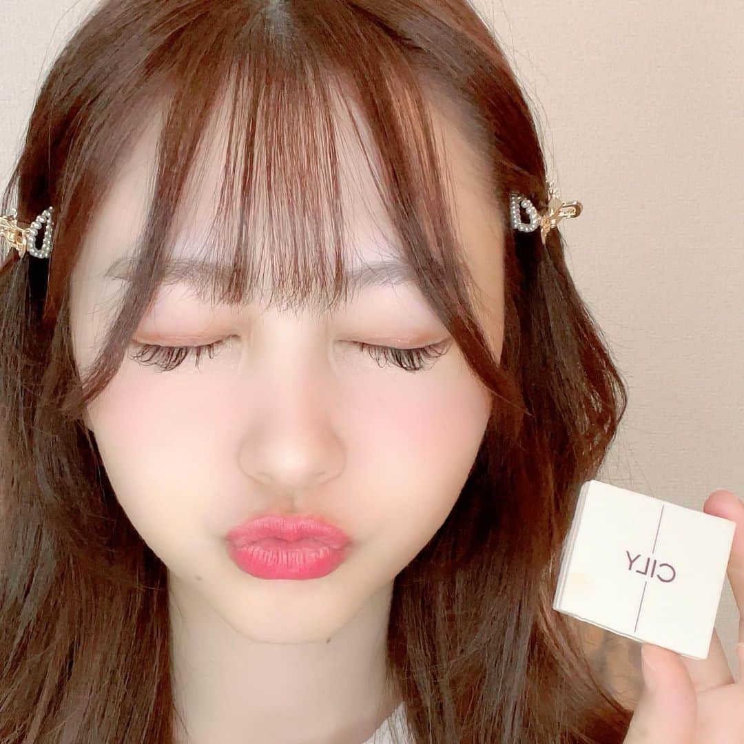 相田瑠菜さんのインスタグラム写真 - (相田瑠菜Instagram)「CILYさんから頂いた🫶🏻✧︎ アイシャドウでメイクしたよ👀💄 @cily_jp  リップも前回CILYさんから 頂いたものだよ🤍  薄塗りで発色いいから コスパも良さそうだぁ⋆⸜🧡⸝‍⋆  今年初メイク... 甥っ子に藍菜の目の上赤いけどぉ？ どうしたの？って心配された🤣爆笑 ちょっとした変化に気づく イケメン男子だな🤣🤣🤣  メイク変えた？とかみんな 気づける派？？？笑  今回は cedar woodでホール全体に ラインをsandalwoodでメイク💓 久々のブラウンメイクでした🧸🤎 いい感じですかぁ？  #シリー #CILY #PR #インスタグラマー #インスタ女子 #大人女子 #大人ファッション #大人かわいい #大人可愛い #30代 #30代ファッション #メイク #アイシャドウ #ヘアアレンジ #ヘアメイク #2023 #2023年 #いいね歓迎 #フォロー大歓迎 #女優 #藍菜 #インスタグラマー募集 #モデル募集 #韓国コスメ #韓国メイク #韓国ファッション #韓国ヘア #かわいくなりたい #美容垢 #あけおめ」1月9日 20時57分 - _aina_official