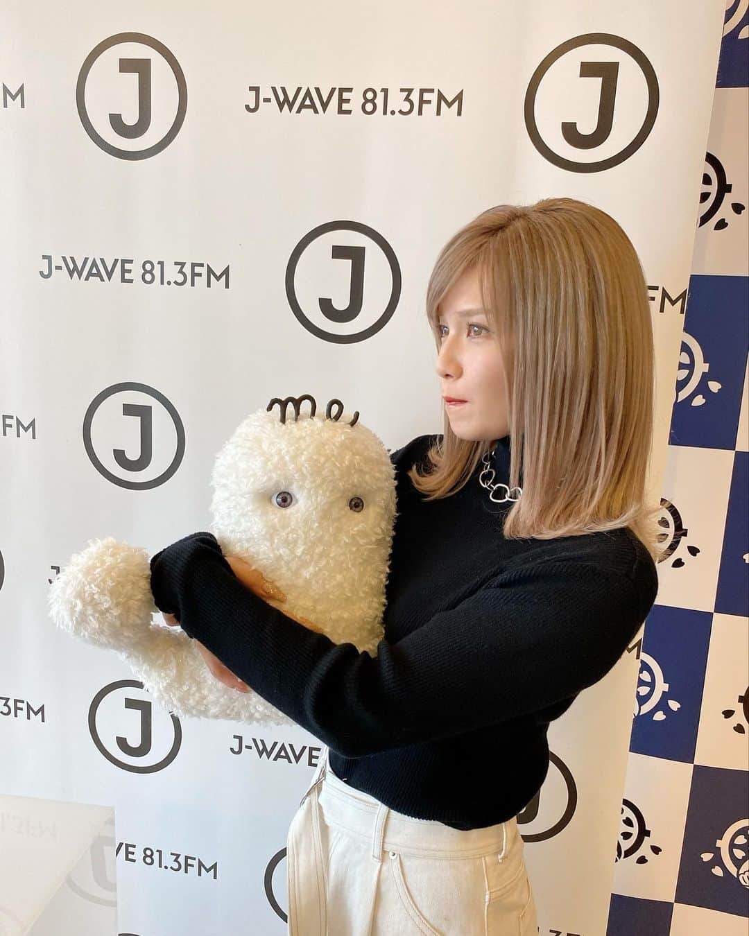 のインスタグラム：「. 2023年2月1日 新曲リリースが決定しました🎧❣️  タイトルは...  『 going on 』  この曲は、J-WAVEさんとのキャンペーンソングに💝  お楽しみにね👉👈💕  #jwave  ネックレス: @grossejapan  #grossejapan」