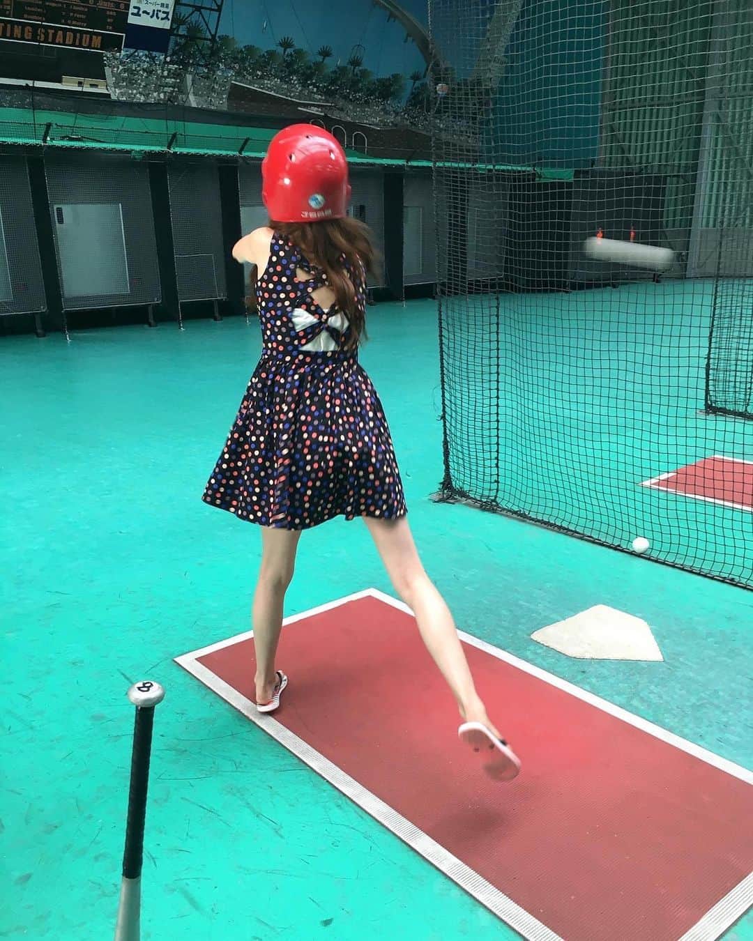 杉枝真結のインスタグラム：「☺︎ 新成人の皆様💐✨ おめでとうございます☺️  芯は持ちながらも柔軟に 何事も楽しみながら頑張って 一度きりの人生を全力で生きよう〜！  これまでは自身の成人式の写真… でもそれも飽きてきた頃だと思うので笑 普段載せない写真を🥹😂 私の20歳の時のバッティング⚾️笑笑  #成人の日 #運動神経悪い芸人 #テイスト違い過ぎるけど🤣  #そのうち消すかも 💦 #笑」