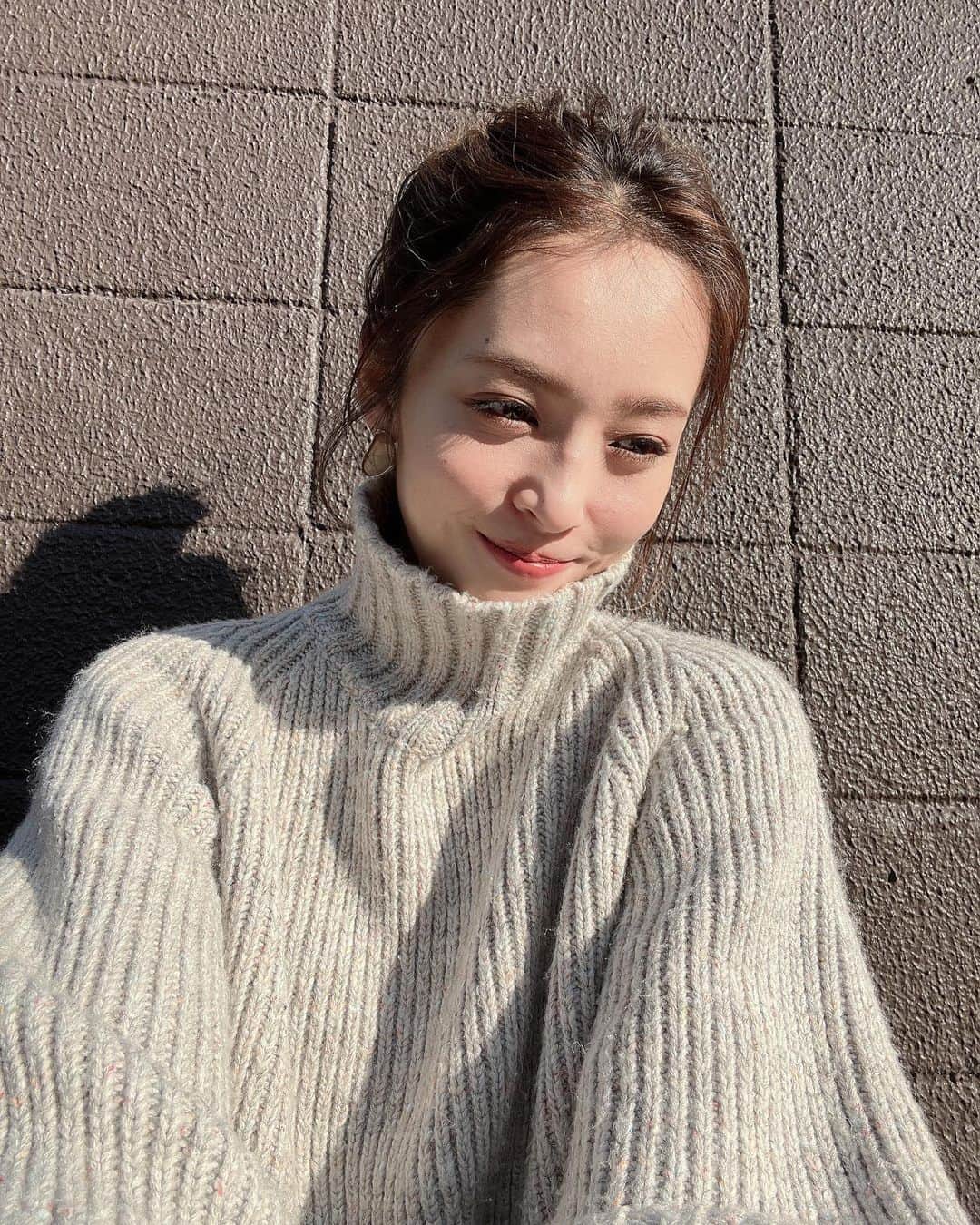 神部美咲のインスタグラム：「お気に入りのニット。  クローゼットに埋もれてて やっと見つけられました🙇‍♀️✨🤣  #片付けたくない」