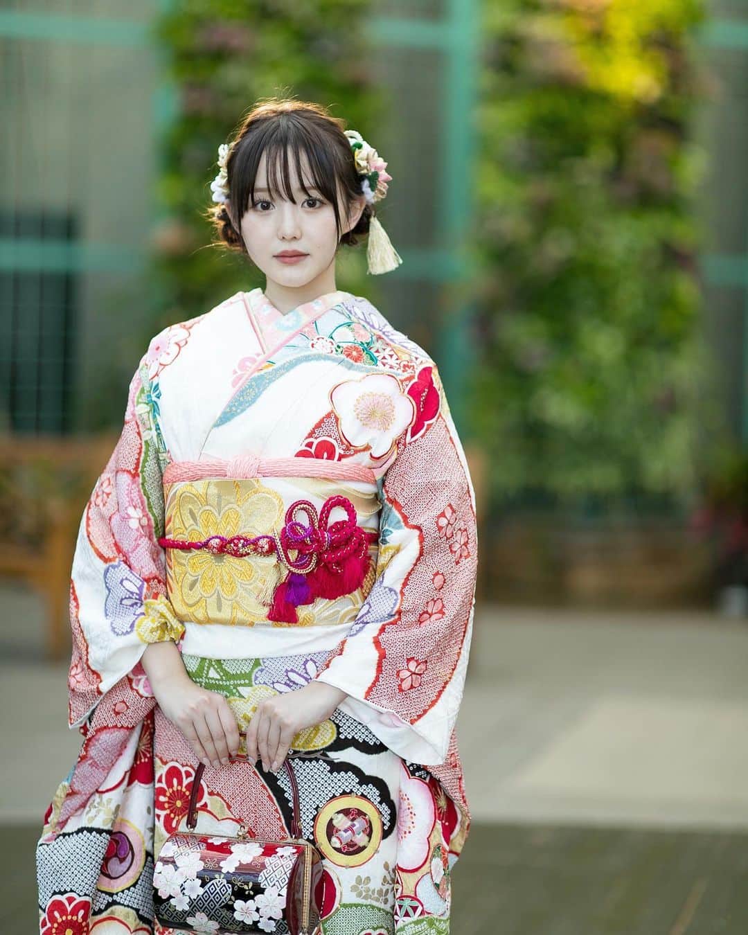 のインスタグラム：「本日成人式を迎えられました🌸 ⁡ ⁡ ここまで愛情をかけて育ててくれた両親には 感謝の気持ちでいっぱいです！ 振袖もたくさん悩み選ばせてくれました♡ ⁡ ⁡ 成人の自覚を持ち、素敵な大人になります❤️‍🔥 ⁡ ⁡ #成人式#新成人 #前撮り#振袖ヘア」