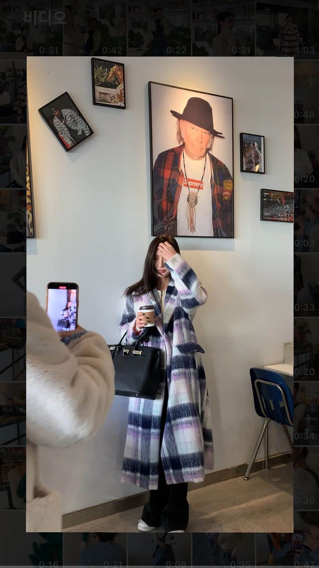 キム・ボラムのインスタグラム：「촬영하고 바로 구매해서 남편이랑 데이튜할때 입었던 코트 💕」