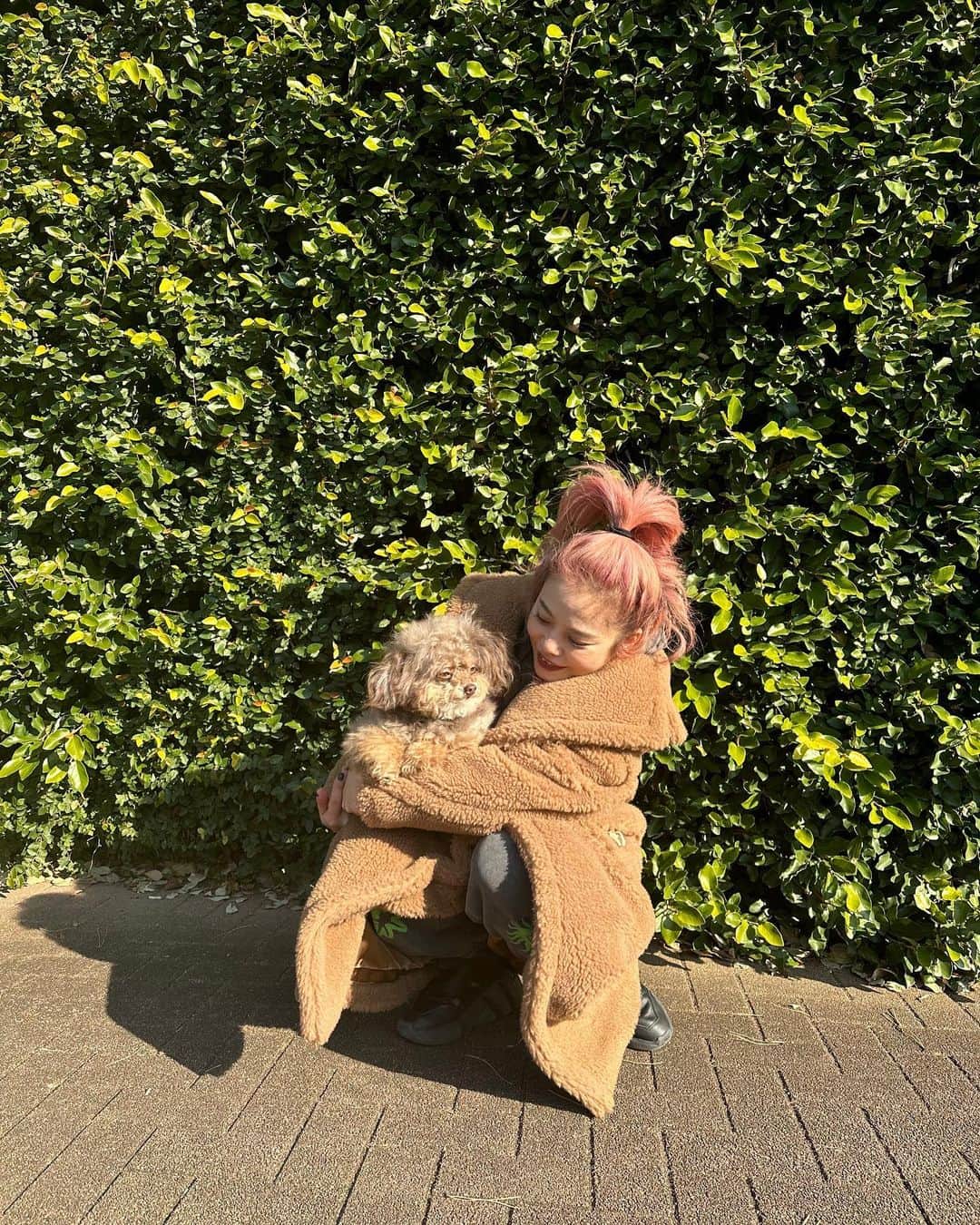のインスタグラム：「娘に撮ってもらった散歩中のやつ  眩しくて微妙な顔mojo  今年の目標は何ですか？」