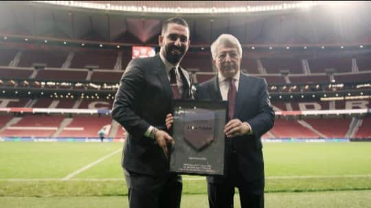 アルダ・トゥランのインスタグラム：「🇹🇷 Este domingo, nuestra leyenda @ArdaTuran visitó el @CivitasMetropolitano, donde recibió una placa conmemorativa por sus 178 partidos oficiales como rojiblanco 😊   ¡Gracias por los recuerdos! 👏」