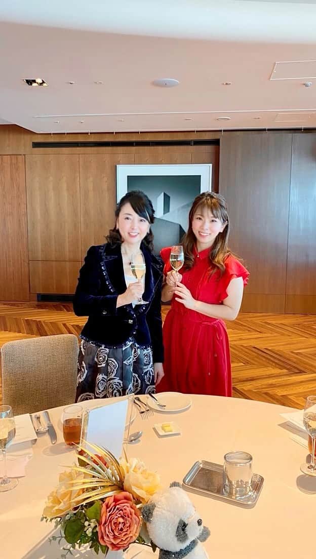 のインスタグラム：「創立20周年企画　小野友葵子さんNew Yearコンサート2023のご報告【Part1】  昨日は六本木ヒルズクラブで開催した記念イベント。司会は株式会社メリディアンプロモーションの玉木彩香さん。 @ayaka.tamaki   オープニングに皆様へご挨拶させて頂き、三年ぶりの開催に感謝の気持ちと20周年を迎えての意気込みをお伝えさせて頂きました。  小野 友葵子さんのステージは、客席からの登場で乾杯の歌から始まり、そのあと皆さんで一緒に乾杯！オペラのアリアから日本の歌謡曲まで新春にふさわしい素晴らしい歌の披露に感激し癒されました。ありがとうございました！  トークショーでは相撲部屋のお話やコンテストで受賞されたエピソード、また後輩を育成するプロジェクトのお話など多岐に伺いました。  今回も会の裏側で受付から手土産のセッティングなどをテキパキと手伝ってくれたメンバー達。最後にサプライズの花束贈呈もあり、驚きと感激で涙が出ました。メンバー皆に声を掛けてくれた取締役の大谷元子さん。設立からこれまでずっと私を支えてくれています。心から感謝の一日となりました。 つづく…。  #メリディアンプロモーション #20周年 #イベント #ヒルズクラブ #アナウンサー #ニューイヤーコンサート #ソプラノ歌手」