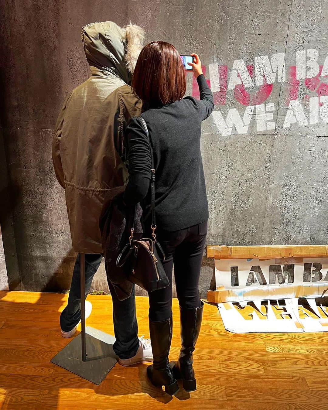 林田雪菜さんのインスタグラム写真 - (林田雪菜Instagram)「後ろ姿撮られていました、、バンクシーとの2ショット🥺 恥ずかしい🥺  今年はたくさん芸術にも触れたいな〜  #バンクシー展 #バンクシーって誰展 #whoisbanksy #福岡アジア美術館  #バンクシー #Banksy」1月9日 21時35分 - hayashidayukina