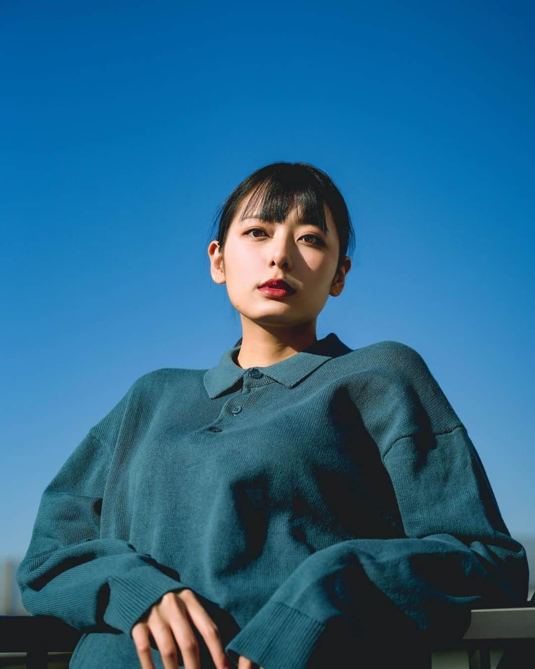 藤井美希のインスタグラム：「. 💙💙💙  photo by @toy.tokyo   #shooting  #portrait #blue#sky」