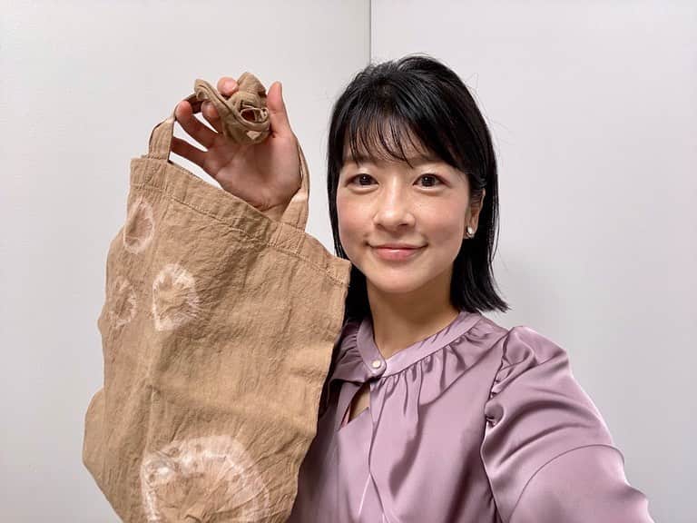 フジテレビアナウンサーのインスタグラム：「生野陽子です。  栗の皮で染め物をしました。 温もりのある色に仕上がり、嬉しいです。  普段は捨ててしまう栗の皮をコトコト煮て、 布に飾りを仕掛けて色付けます。  どんな模様が出てくるのか待つのも楽しい時間でした。  #フジテレビアナウンサー #生野陽子 #栗の皮 #染め物 #楽しくアクションSDGs #体感サステナWAVE #今夜は23時24分〜です！」