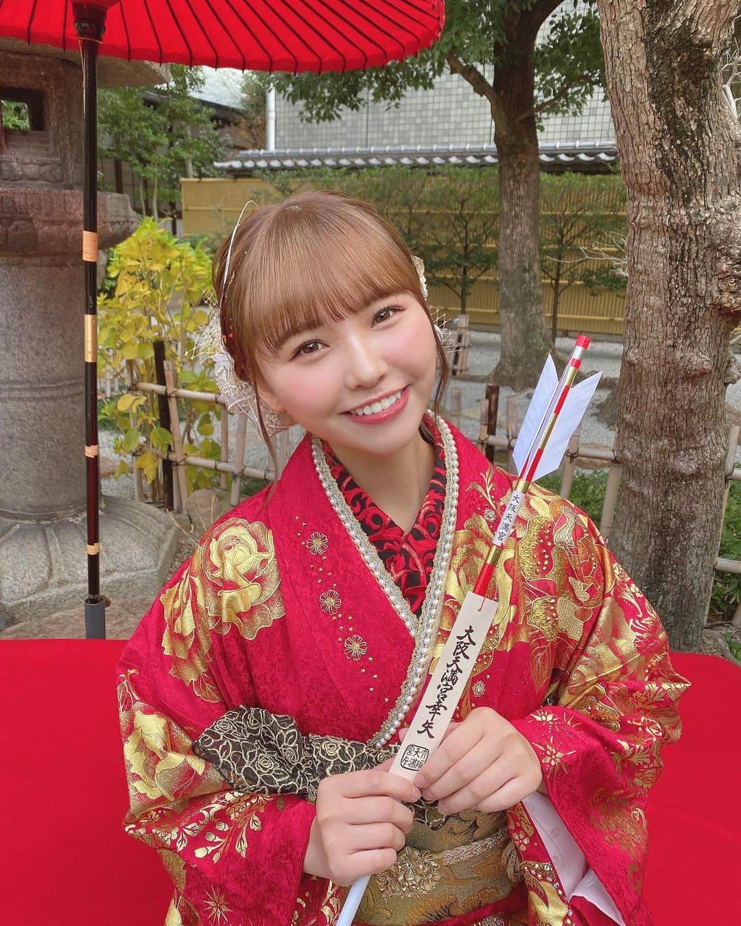 本郷柚巴のインスタグラム：「無事に成人式を迎える事ができました🌸  12歳からNMBに加入してここに来るまで本当にあっという間。  みなさんに振袖姿を見ていただけることがすごく嬉しいです☺️  20歳は大人の階段をゆっくり登り、芯のある女性になれるように頑張ります☁️  #成人の日  #成人式  #新成人  #最後まで見てね ☺️笑」