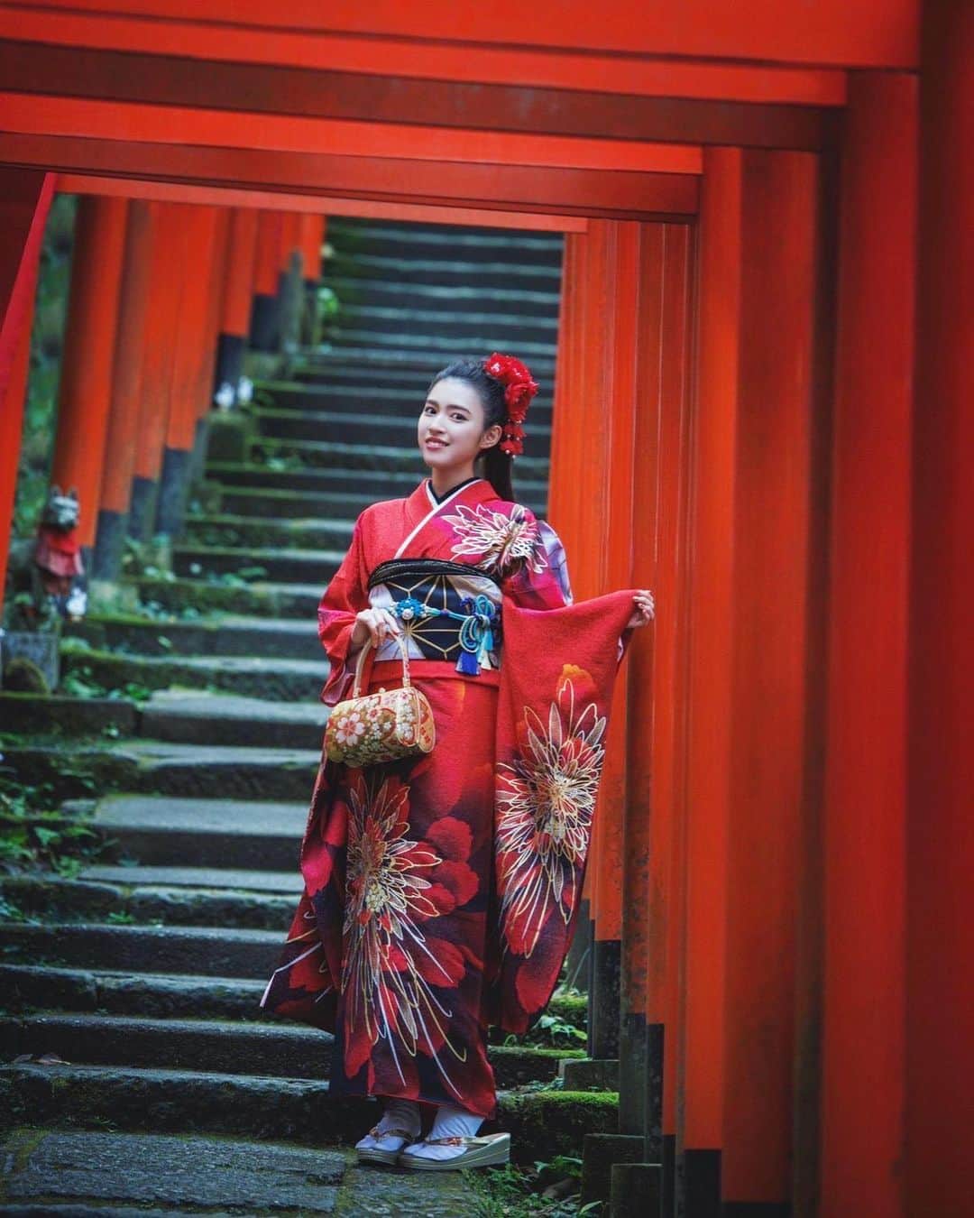 長見玲亜のインスタグラム：「たくさんの人に助けられ、たくさんの愛をもらって、溢れるくらい幸せな気持ちで20歳を迎えることができました。  いつもお世話になっているみなさんの手を借りて、素敵な振り袖と鎌倉の素敵な場所で撮影しました。🎋⛩🌊  これからも感謝の気持ちを忘れず、私からもみなさんに愛を伝えていけるような年にしたいです✨  今年も精一杯頑張っていきますので、どうぞよろしくお願いします…🍀」