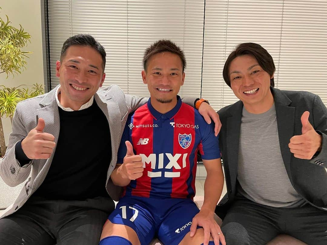 徳永悠平のインスタグラム：「先日、FC東京新体制発表会に参加させていただきました‼️  徳元悠平選手、ナオさん、日比野真理さん、真吾とのトークセッションでした！  徳元選手とは漢字一文字違いで勝手に親近感😁 東京での大活躍を期待してます🙌  そしてFC東京のリーグ優勝お待ちしてます😁」