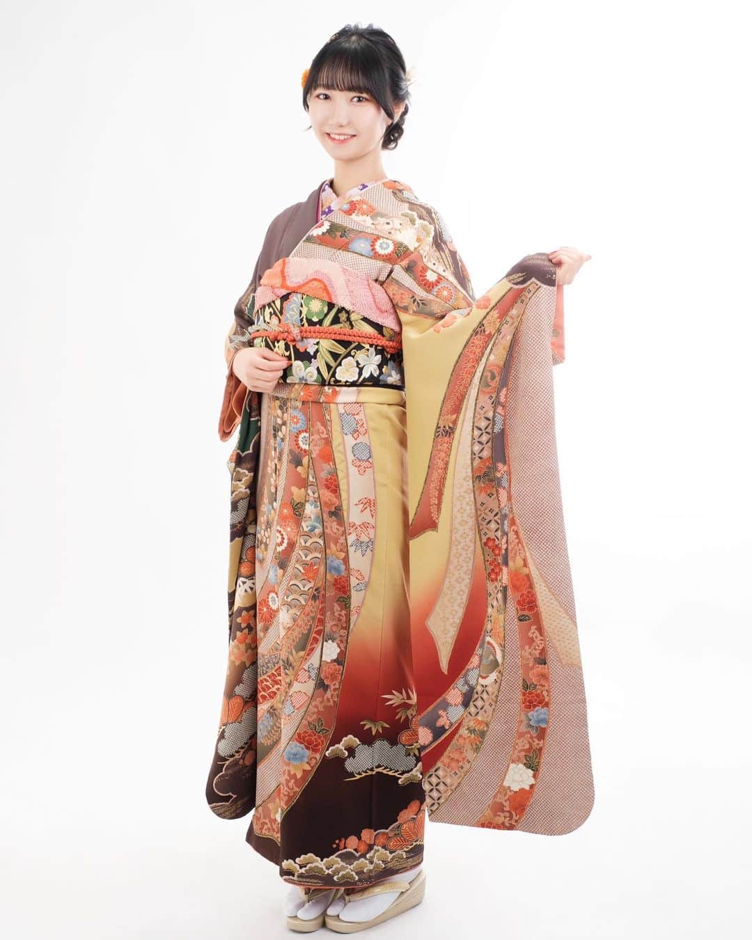 宮田有萌のインスタグラム：「成人の日.｡.:*✿  新成人のみなさんおめでとうございます！ そして私も #成人の日 を迎えることが出来ました*\(^o^)/*  ぼっち成人式になったらどうしようってめっちゃ不安だったけど、懐かしい友達にたくさん会えて嬉しかったです(*´-`)  素敵な大人になれるよう日々精進します(｀・ω・´)  #成人 #新成人 #成人の日 #成人式 #振袖 #二十歳の集い #20歳 #前撮り #成人式前撮り #成人式ヘア #宮田有萌 #japanesegirl #instagood」
