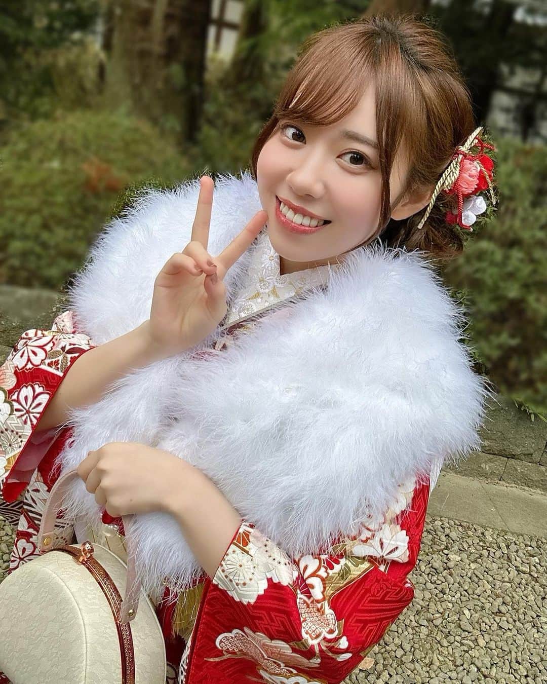 のインスタグラム：「♪  新成人のみなさん、 おめでとうございます！！✨  私も成人を迎えました💭 支えて下さる方への感謝の気持ちと、努力を忘れず頑張って参ります🙇‍♀️  振袖は赤色🌷 お色を決める時のお話とかも出来たらいいな〜  少し前に撮ったお写真です📸  #成人 #成人式 #成人式前撮り #成人式ヘア #振袖ヘア #振袖」