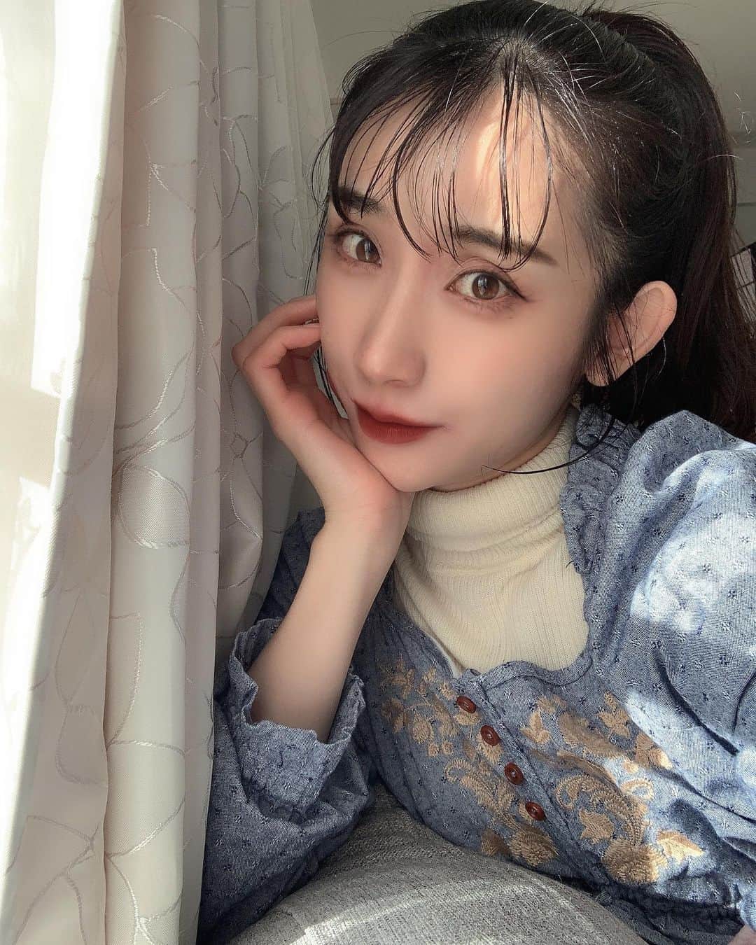 小原春香のインスタグラム：「裸眼day👁 ノーコンタクト👀  また別の花粉飛んでた⁈⁉︎」