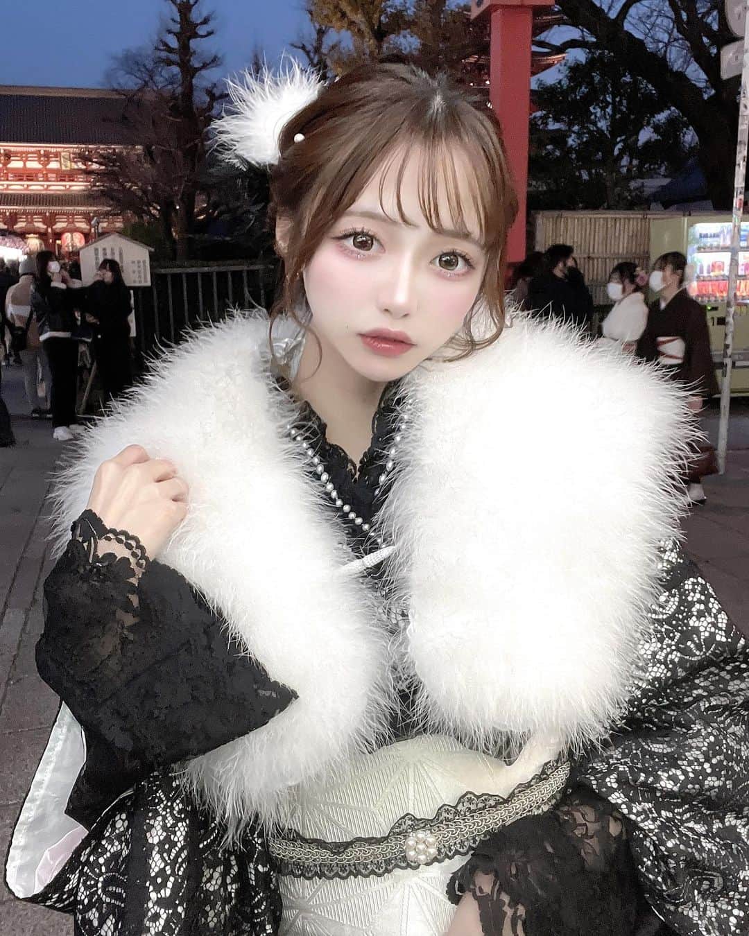 のインスタグラム：「🖤🤍🌙 どうかしら😋？  @asakusa_omotenashi  天才的に可愛い着物沢山あったよ👘✨ ちょーおすすめ🐈‍⬛♡  沢山写真撮ったから明日も載せるねん💗  #浅草着物レンタル #浅草 #浅草寺 #浅草雷門 #浅草食べ歩き #浅草観光 #浅草着物 #浅草スイーツ #浅草カフェ #雷門 #着物ヘア #着物レンタル #着物ヘアアレンジ #着物コーデ #レース着物」