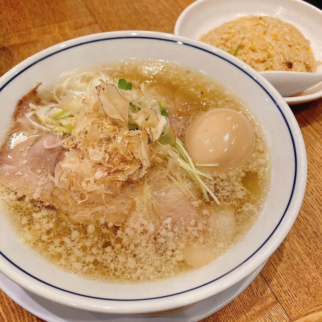 のインスタグラム：「前にパと食べたラーメン記録。 柚子胡椒いれて食べる塩ラーメン🍜 あっさりで美味しくてお汁までペロリ。 チャーハンもペロリ。 ごちそうさまでした🙏  ☻ラーメン鱗さん江坂店☻  #ラーメン #塩ラーメン #ラーメン女子 #ラーメン好き #ラーメン巡り #ラーメン好き夫婦」