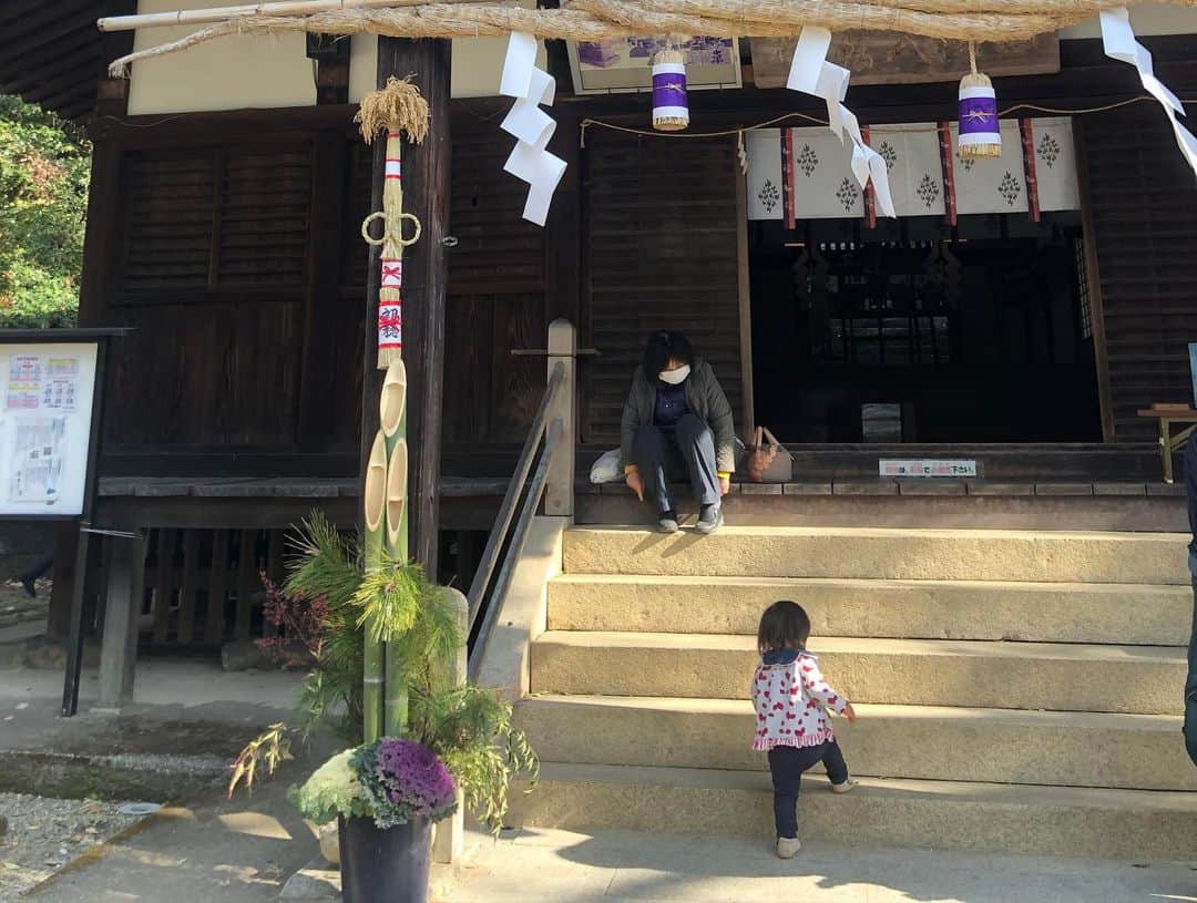 中野美奈子のインスタグラム：「ご近所の氏神様でどんと焼き🍊  年に一度の焼きみかん、この味大好きなのです。  酢豚にパイナップルも大好き、夫はフルーツあったかいの好きじゃない派ですが、焼きみかんは食べてましたw  意外と信心深いんかな！？ 人生初どんと焼きだったそうです。  お参りした後は、足をのばして峰山公園のはにわっこ広場へ。  まさに“はに丸王子”の世界！！ おうまのひんべえも！！  アスレチックもあったり、滑り台もたくさんあって思いっきり遊びました〜。  今年は無病息災、健康第一で過ごします！  #はにわっこ広場  #はにまる王子  #懐かしい #歌が今でも歌える #ズボンをはいてもはにゃふにゃ #笑顔と笑顔がごっつんこ   #どんと焼き #焼きみかん   #中野美奈子」