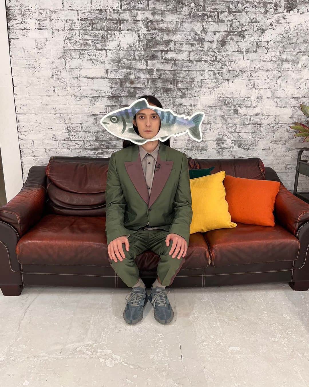 のインスタグラム：「皆様、お久しぶりです。そして遅くなりましたが、明けましておめでとうございます。 2023年最初のドラマが「ワタシってサバサバしてるから」が放送されます。昨年から撮影に入っていて、正直かなり難しい役どころではありました。 自分としては初めて日本語が不自由な芝居をしています。(今でも日本語は不自由です。)それがわざとらしくならない、等芝居をするにあたって考えることが多かったですが、丸山礼さんをはじめ沢山の個性豊かな皆様と一緒に芝居ができて、嬉しい限りの現場でした。 今作を沢山の愛情と熱を込めて皆で作りました。 どうか楽しみながらご覧ください。 写真は番宣番組の時に着用したサバです。 https://t.co/jAs564rMwM #ワタシってサバサバしてるから  #わたサバ」