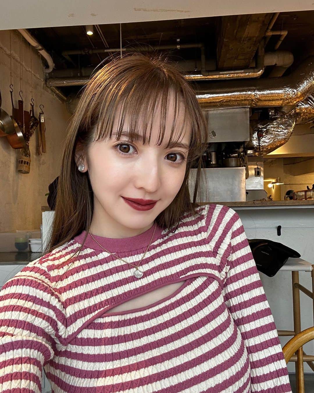 平木愛美のインスタグラム：「💗💗💗 lilasmillesime × manamihiraki collaboration vol.2-2  第一弾、第二弾と続き約１ヶ月間〜 （各一週間ずつ）の受注販売期間がいよいよ本日ラストとなりました！  たくさんのご購入を頂き、心よりありがとうございました。（ ｉ _ ｉ ）✨✨✨  受注jewelryなので、皆様のお手元にここから届き出すのが私もとっても楽しみです。🥹💕  コラボレーション、完全プロデュースという機会を頂くからには…！ と、素材を探し出すところから、一目惚れな貴重なパールたちと出会い。デザイナーさんのKANAちゃんと共に仕入れに足を運び、 こだわって製作をさせて頂き 私自身にとっても大切なjewelryとなりました💎💠  素敵な経験をさせて頂き感謝です。  今回は牡蠣みたいな大きなバロックパール…オイスターパール。 と 花びらみたいなペタルパール。 パールづくしだったなぁ🤍🤍  コラボで期間限定、数量限定なので再販などの予定はございません。🦪⚪️  最後の最後、気になられてたかたやまだgetできていなかったかたは 第二弾があとラスト二時間はきってしまったのですが受注可能なのでチェックしてみてください。🤴🧡  またいつか、こうして、自分自身も惹かれるような。好き！！！な。 "もの"を創り出せる機会をつくれるよう、精進します💫」