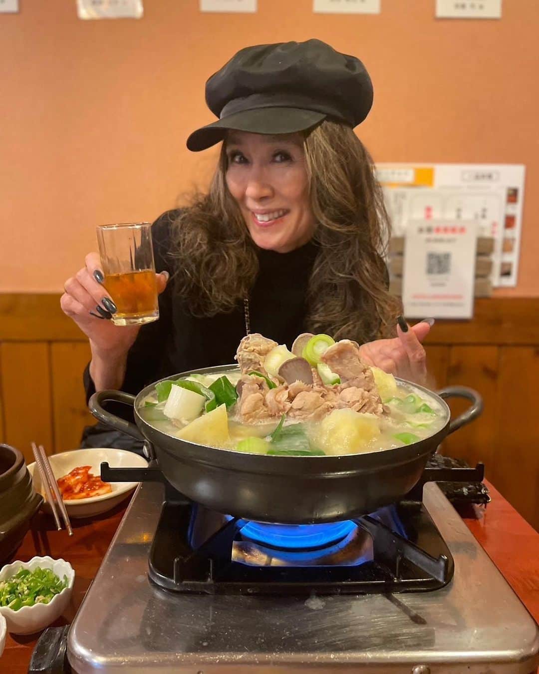 萬田久子のインスタグラム：「『非常宣言』の後のガムジャタンはチンチャマシッソヨ👍  #映画 #非常宣言 #新大久保 #韓国料理 #宋家 #ガムジャタン #チンチャマシッソヨ #萬田久子 #HISAKOMANDA」