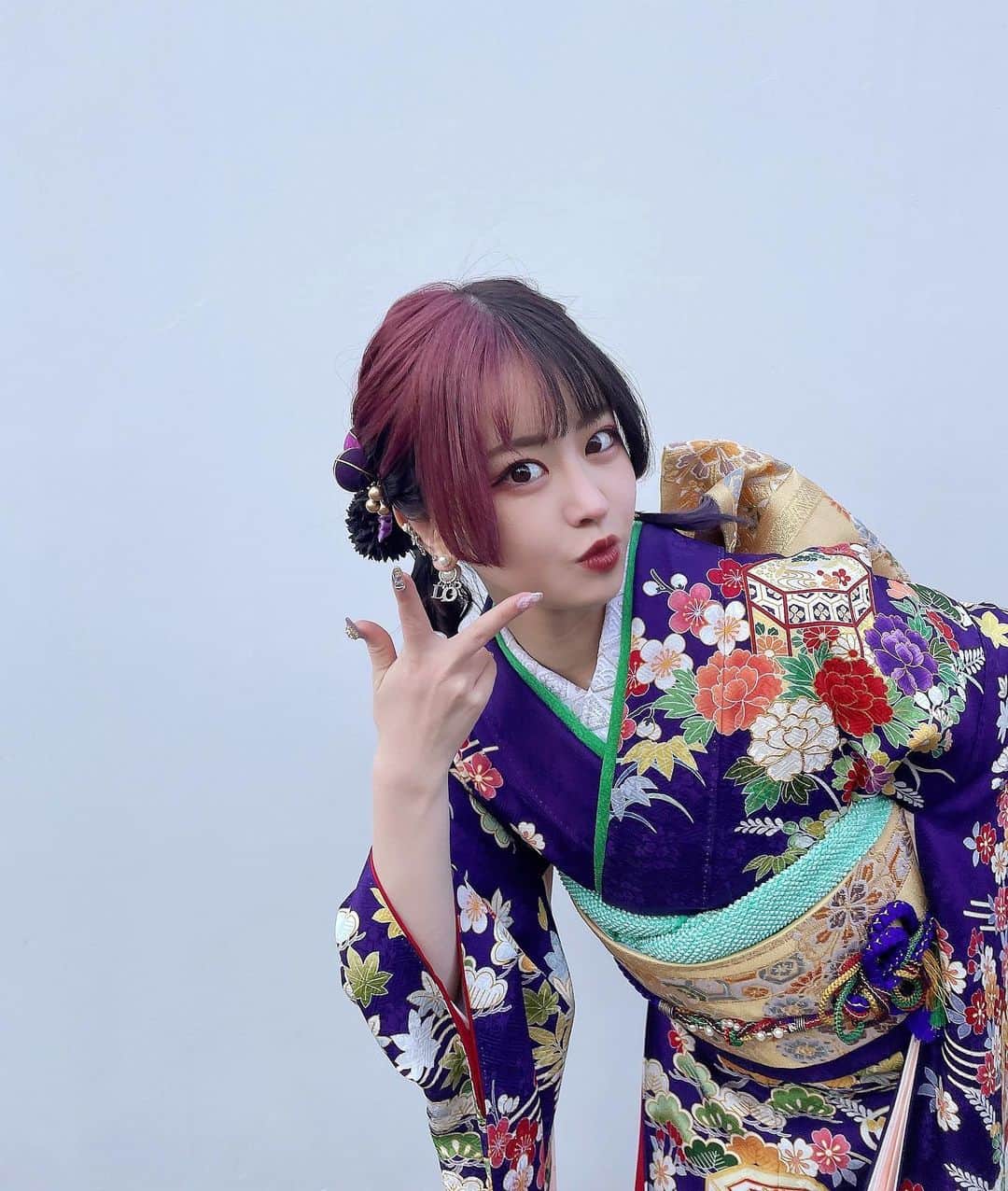 かすこんねぅのインスタグラム：「成人式でしたー！！㊗️20 友達から送られてきた自分の写真キモイのしかなくてキレそう #成人式」