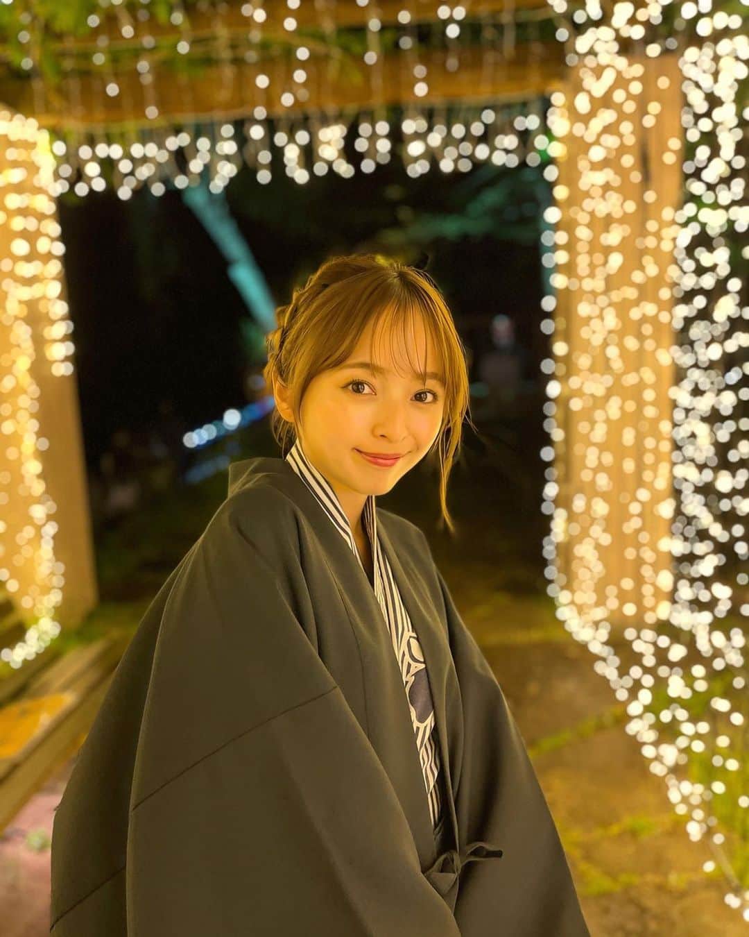 黒口那津のインスタグラム：「#あけましておめでとうございます 🐰  今年は年越しを初めて東京で迎えました！ 岡山以外で迎えるお正月はそわそわするようなわくわくするような〜という感じで過ごしてました☺️新しい過ごし方って感じで家族になるんだなーって実感！  年越しは絶対起きてカウントダウンしたいのに、年越し前に寝落ちしてたら、いつものごとくまたまたイタズラ！！笑 カウントダウンできなかったことに凹んでたらドッキリでした😨笑笑 思いの外バズってて80万近く再生🤣TikTok🤣 彼の笑い声面白すぎるよね笑  今年もたくさん笑って過ごしたいです😉🤍」
