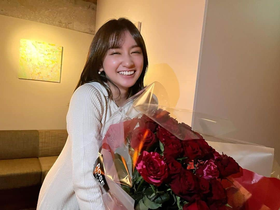 小泉遥のインスタグラム：「. . 誕生日迎えました☺︎🎂🌹 .」