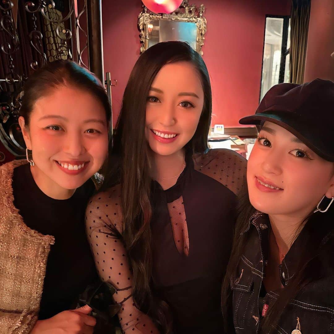 岩上愛美のインスタグラム：「大好きな２人と久しぶりのタブローズでバッタリ✨ 楽しい夜でした😘  #suki #friends #タブローズラウンジ #代官山 #ライブ」