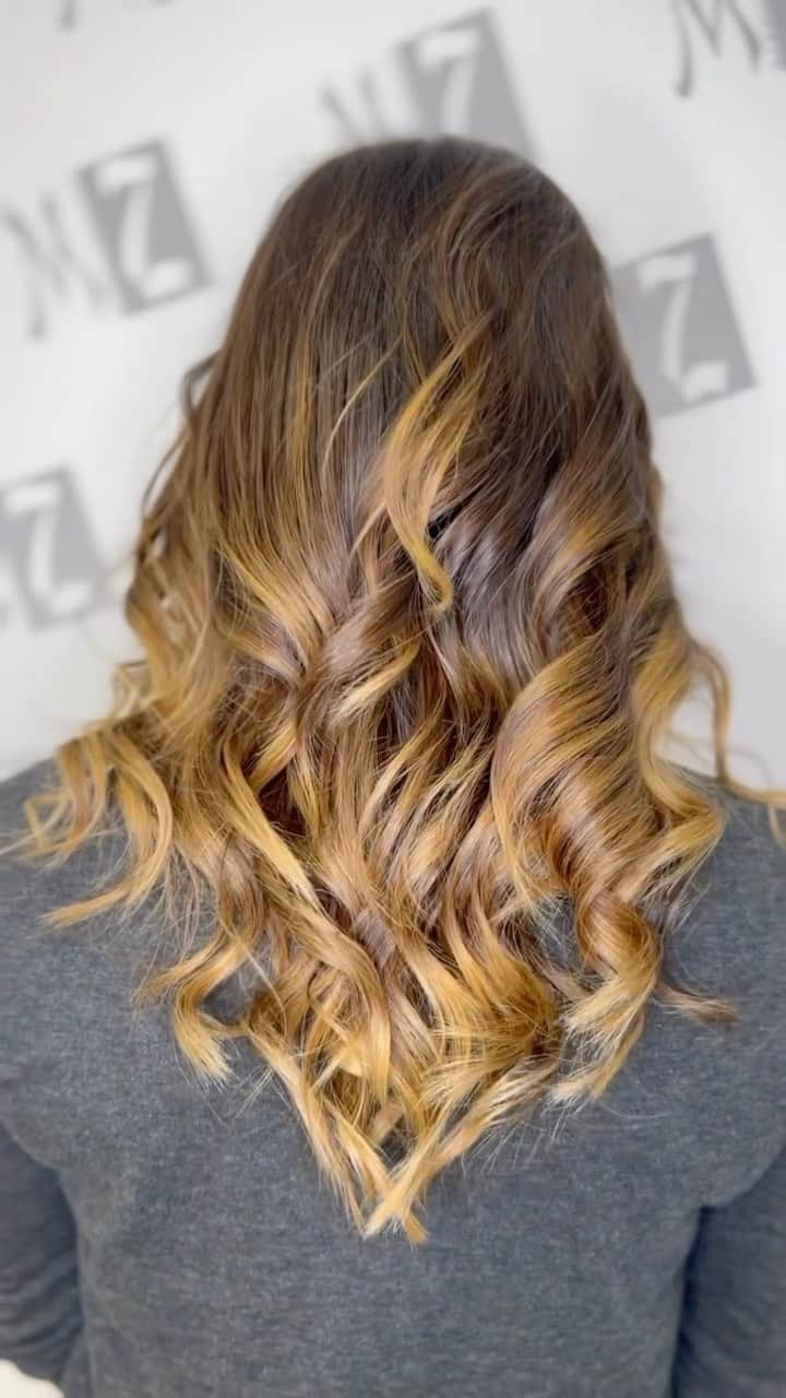 アレッシア・ポリエリのインスタグラム：「Un tocco speciale di colore e un taglio per dare risalto al capello di  Alessia!  #mzparrucchieri #nashi #nashicolor #imola #hair2023 #amor #haircolor #haircolorist #blondehair #blondhair #bologna #capelli #capellibiondi #longhair #wawe #capellilunghi #hairsalon #seidiimolase @maurizio_zucchini #balayage #haircut #capellilunghissimi #modadonna」