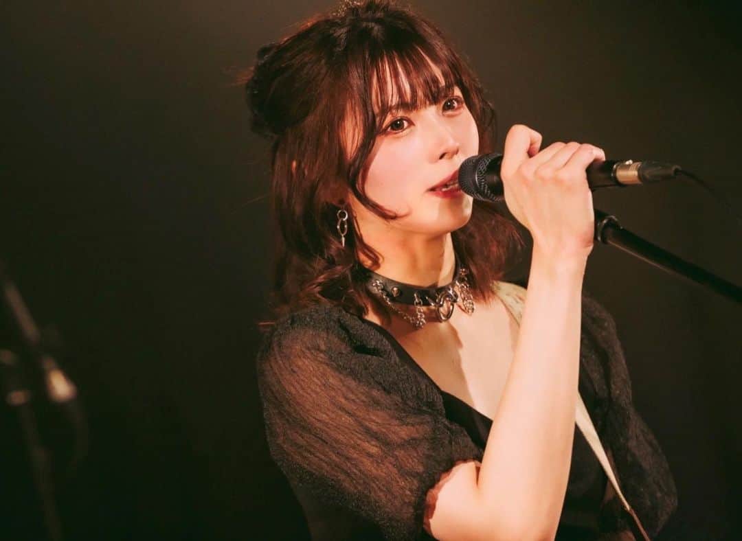 森脇加奈子のインスタグラム：「2022.12.22(thu) fleufleu Presents CRAZY ABOUT YOU at 渋谷eggman  fleufleu × TRiDENT  photo by @sai_cho_823   #fleufleu #TRiDENT #guitar #vocal #guitarvocal #ギター女子 #ギターボーカル #guitarist #rock #rockband #band #girlsband #ガールズバンド#japanese #japanesegirl #live #livephotography #photo #photography #tagsforlikes #followme #팔로우미 #tfl」