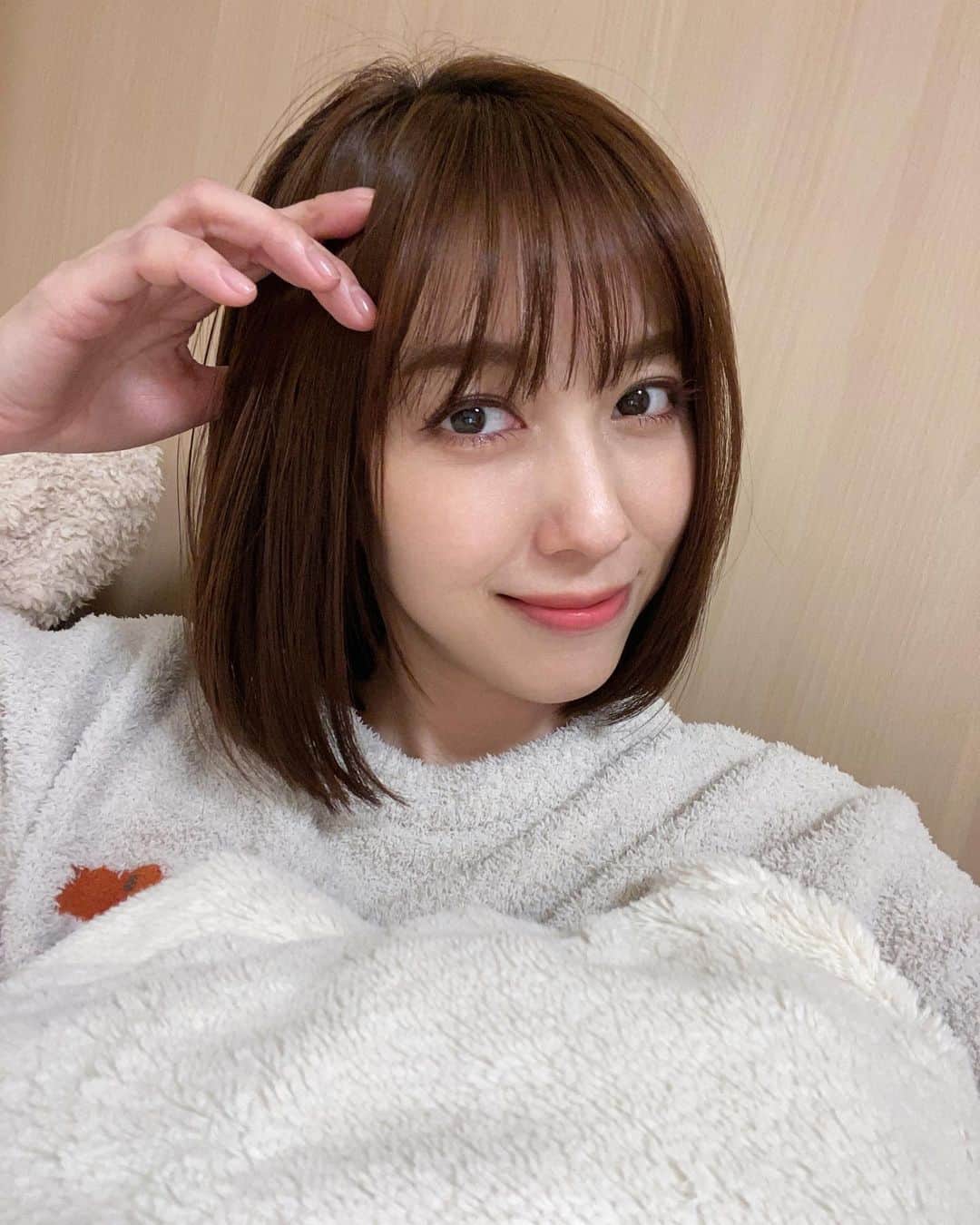 秦瑞穂のインスタグラム：「.  おやすみー🌙  舞台の予約してくれた方ありがとう！ 応援フラッグも！励みになります🙇‍♀️✨  まだまだご予約待ってるよー！ 頑張るね😊✊  .  #秦瑞穂 #follow #me #followme #japanesegirl #asiangirl #japan #tokyo #粉我 #偶像  #フォロー #フォローミー #ポートレート #写真  #被写体 #selfie #gn#舞台#ジェラピケ#gelatopique」